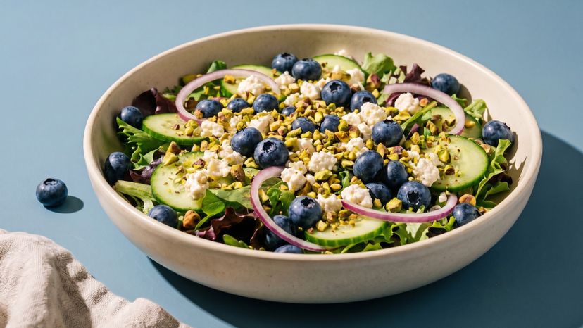 Fruchtiger Blaubeer-Pistazien-Salat mit Gurke und cremigem Feta