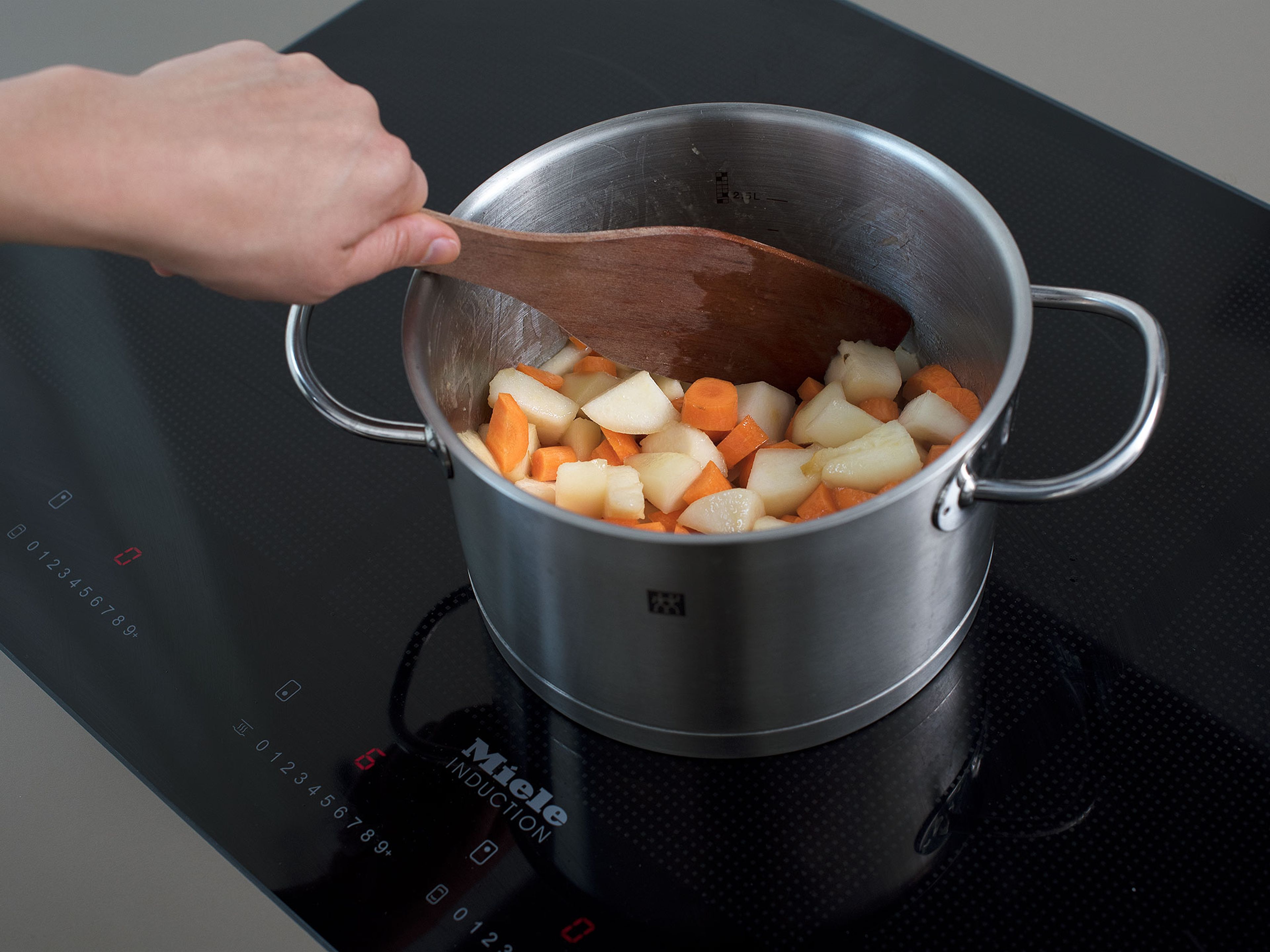 Add butter to saucepan. As soon as it’s melted, add sugar and stir until fully dissolved. Add pear pieces to saucepan and stir until caramelized. Add carrot dices, stir, and let cook for approx. 5 min.