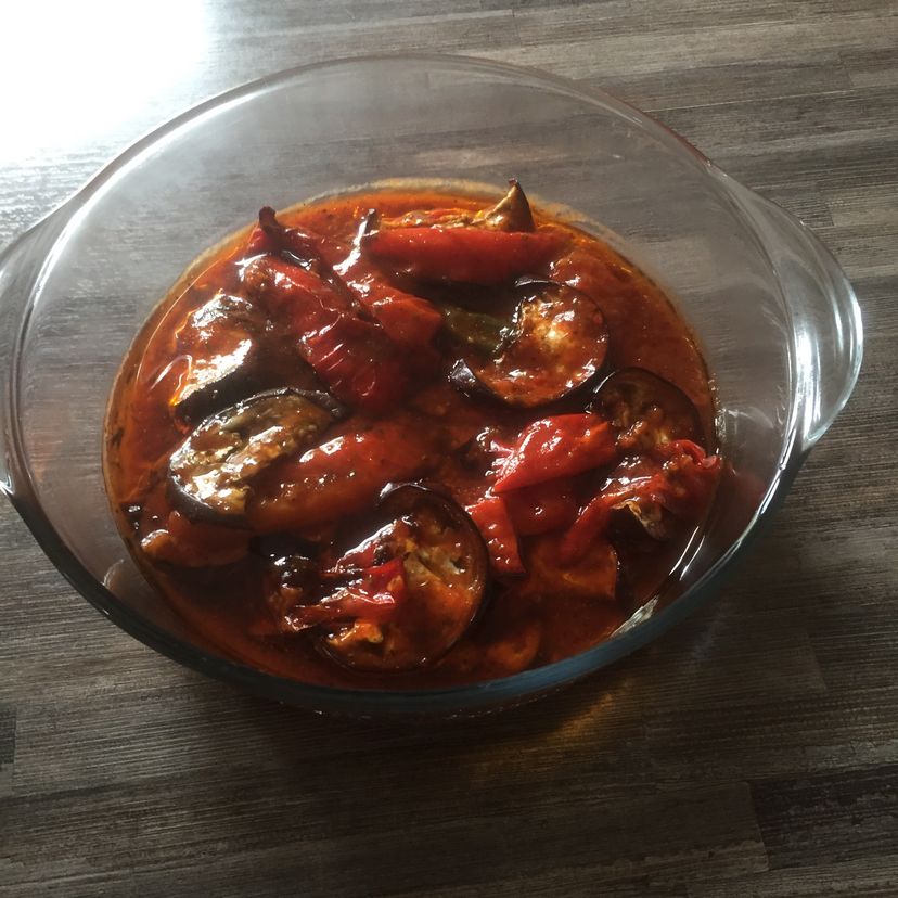 Auberginen-Paprika Schichtsalat
