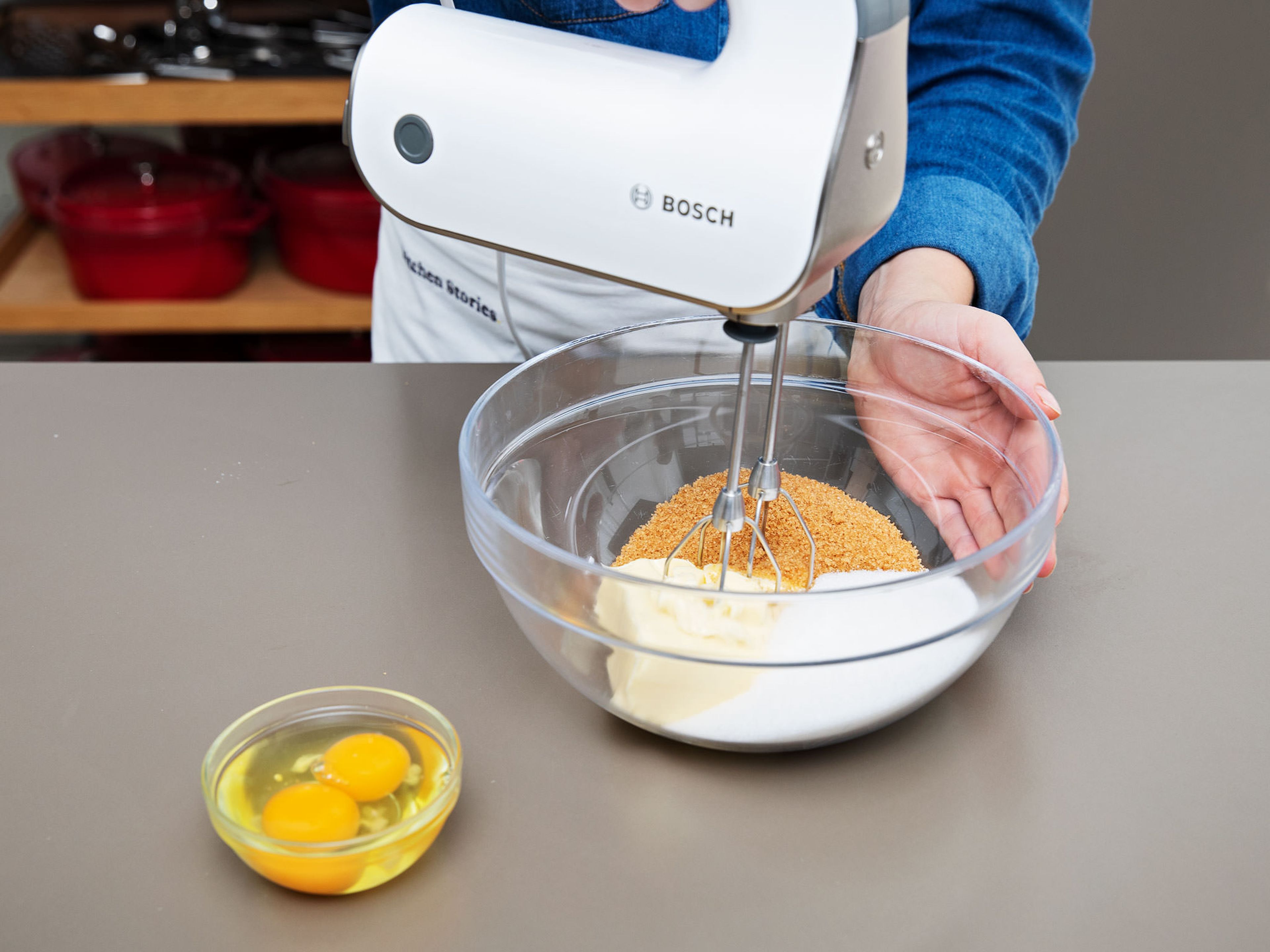 Weiche Butter, braunen Zucker und Zucker mit einem Handrührgerät ca. 3 Min. schaumig rühren, oder bis die Masse hell und luftig ist. Eier nacheinander unterrühren, anschließend Vanilleextrakt dazugeben.