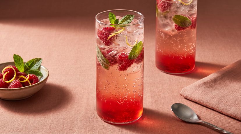 Himbeer-Rosé-Spritz mit Wermut und frischer Minze
