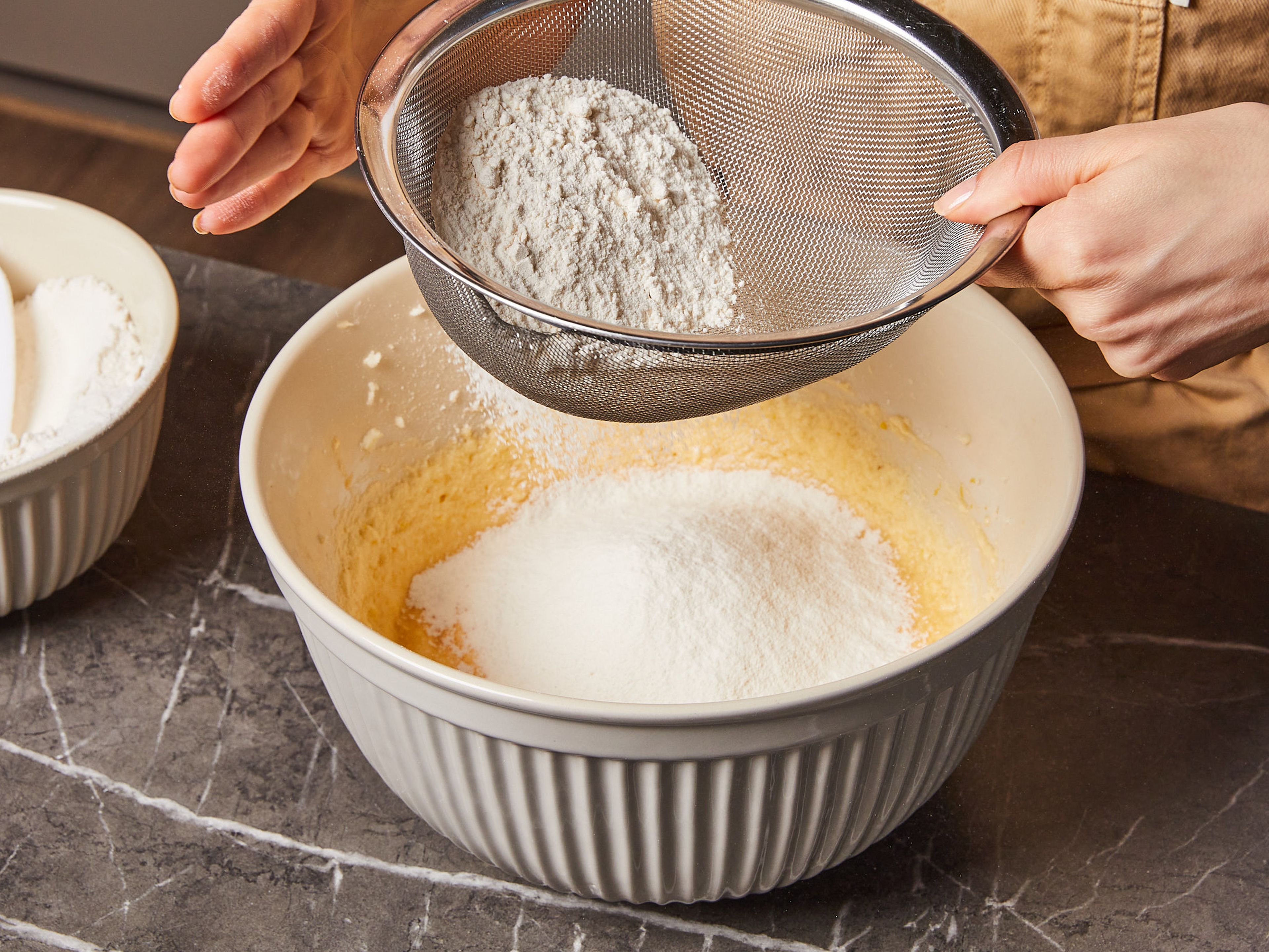 Das Mehl, Backpulver und Salz mischen und einsieben. Dann die Milch hinzugeben und alles nochmals kurz verrühren, bis ein zähflüssiger Teig entsteht.