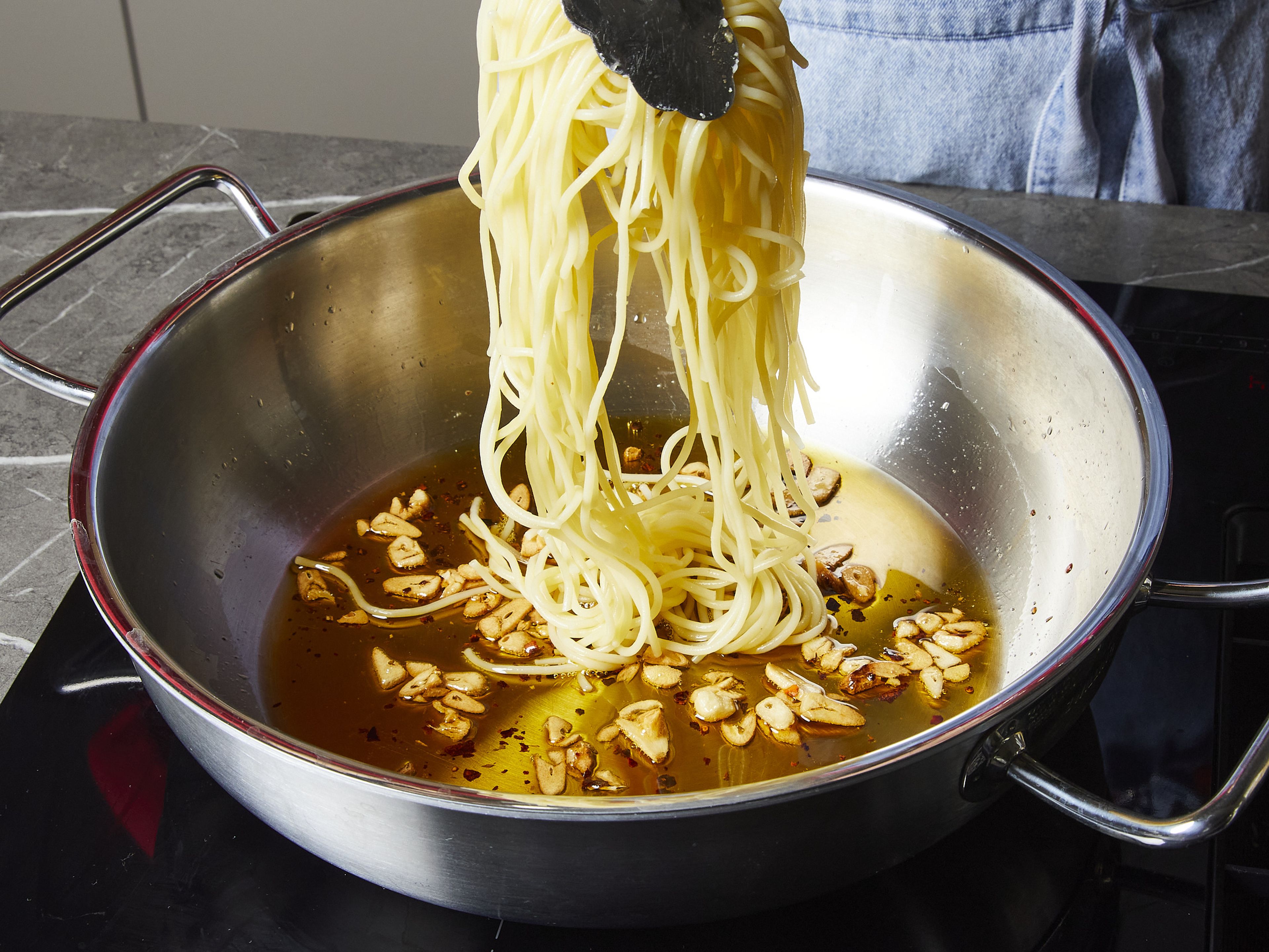 Die Pasta nach Packungsanweisung ca. 8–10 Min. bissfest kochen. Dann abgießen und dabei einen Teil des Nudelwassers auffangen (ca. 50 ml pro Person) und beiseitestellen.