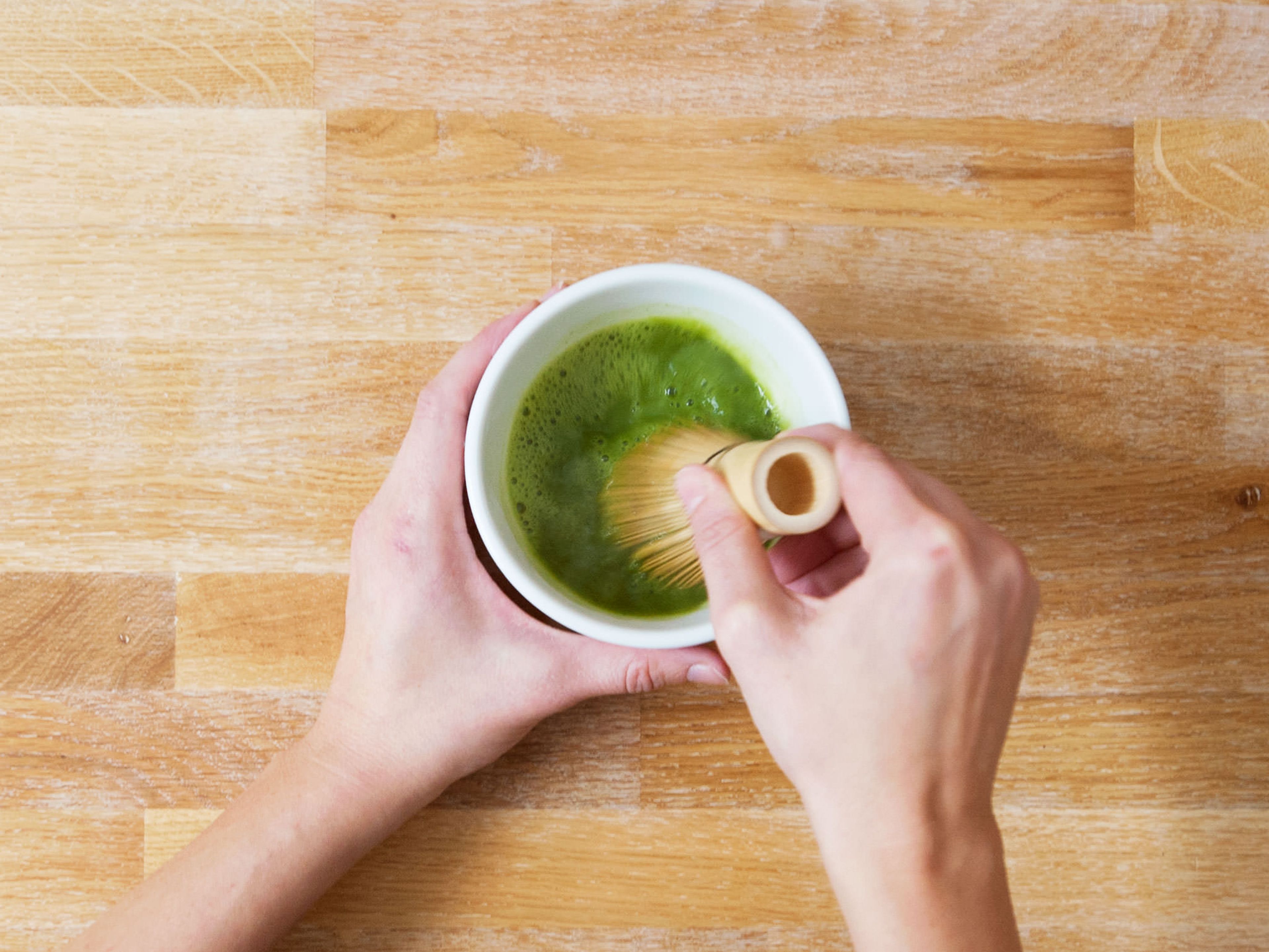 Boil water and let cool down for approx. 5 min. In a small bowl, add matcha and 2 tbsp of hot water. Carefully stir with the help pf a matcha whisk until paste-like. Add remaining water and whisk without pressure for approx. 30 – 60 sec.