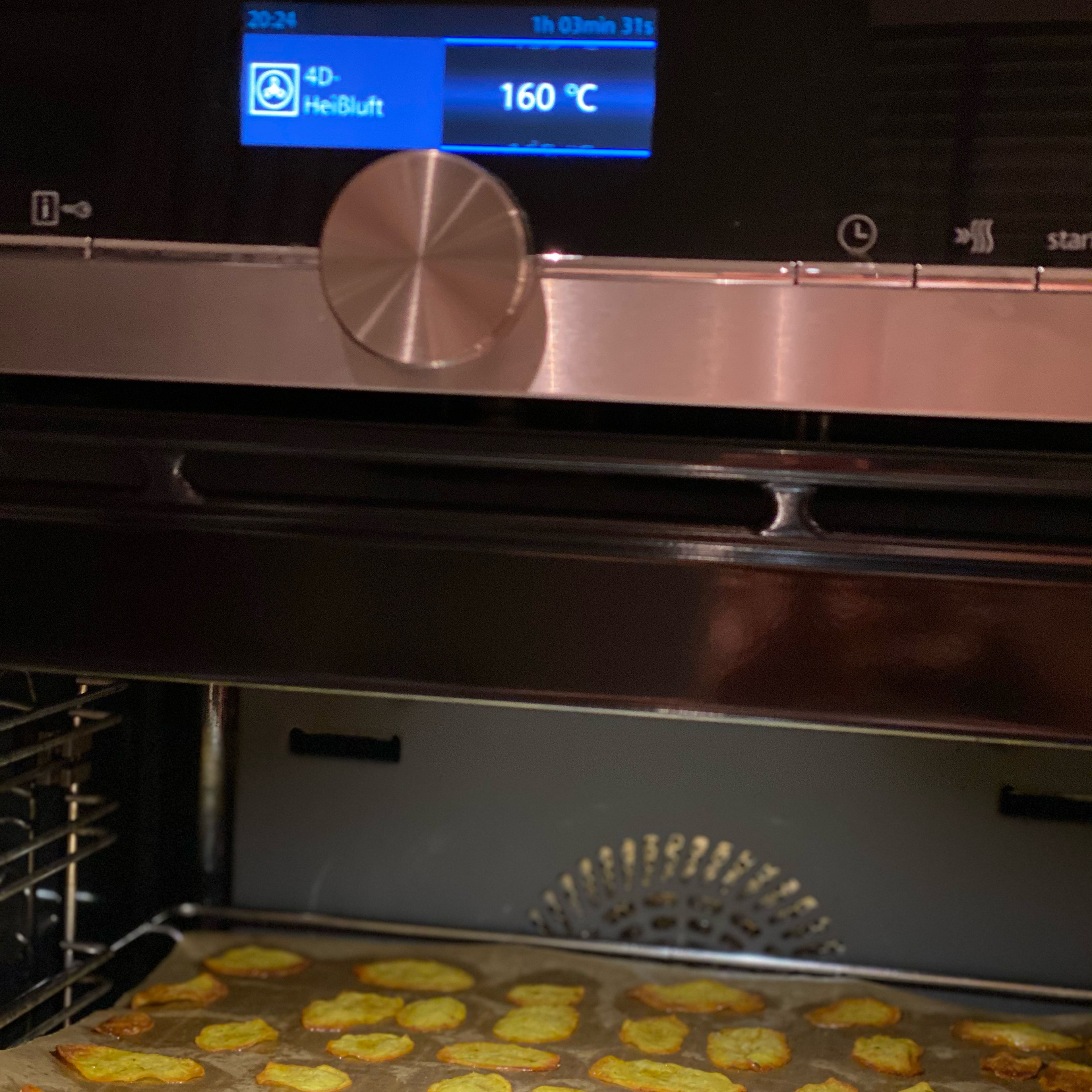 Backe die Chips bei 160 Grad Umluft für 22 Minuten.