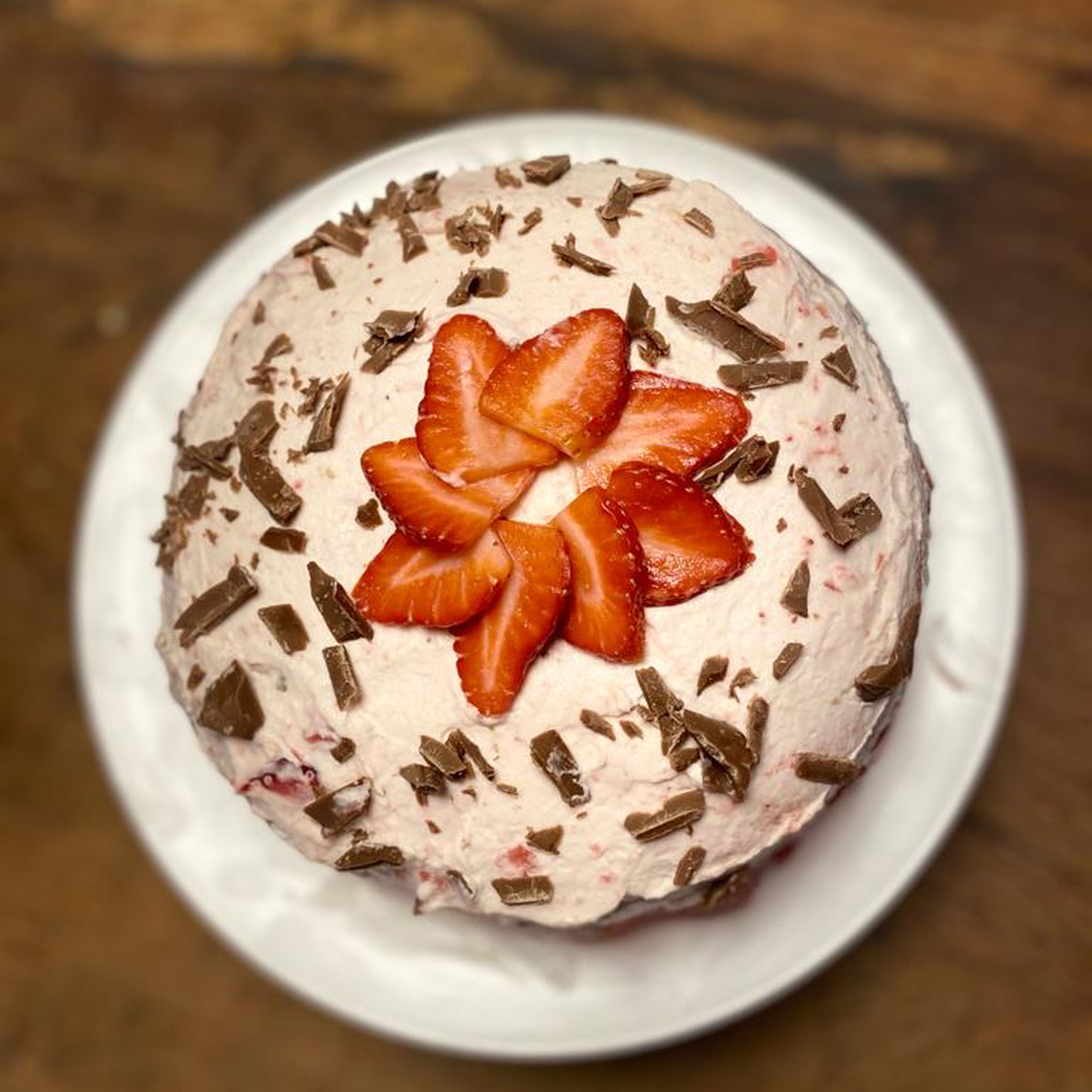 Diese ganze Torte kann nun mit der anderen Hälfte der Erdbeeren Sahne Creme bestrichen werden. Als letzter Schritt sind die Deko Elemente an der Reihe ,dafür kann ein beliebiges Dekor gewählt werden. (Du kannst dich auch gerne an unserer Dekovariante orientieren😉) Guten Appetit 😋