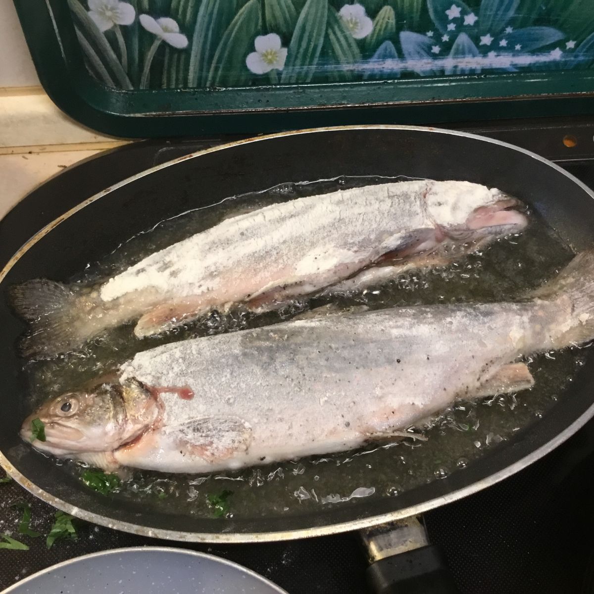 Forelle Müllerin, Petersilienkartoffeln, Saisongemüse | Rezept ...