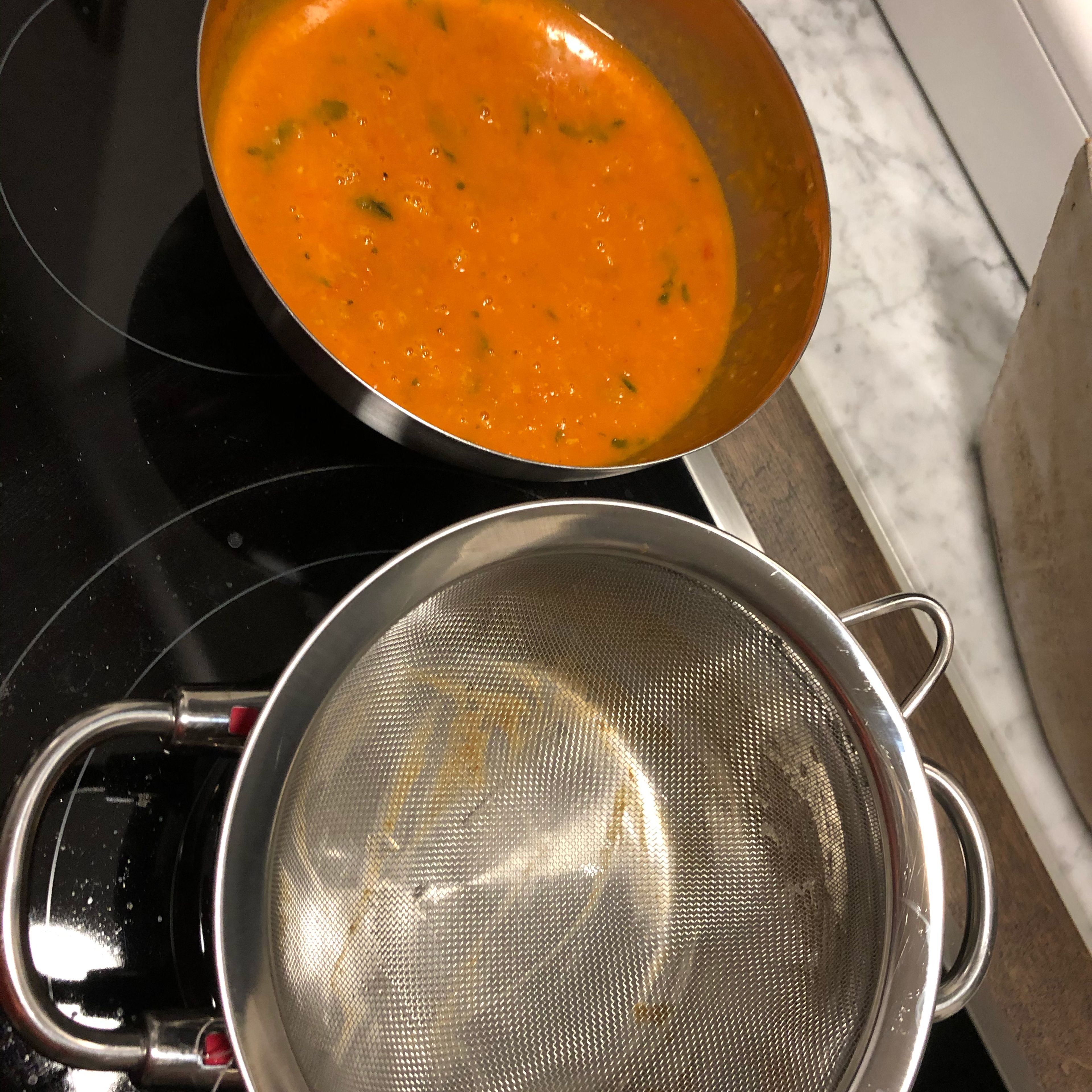 Die Soße in eine Schüssel umfüllen und über den Topf ein feines Sieb hängen. Anschließend die Suppe passieren (am besten mit einem Suppenlöffel drücken).