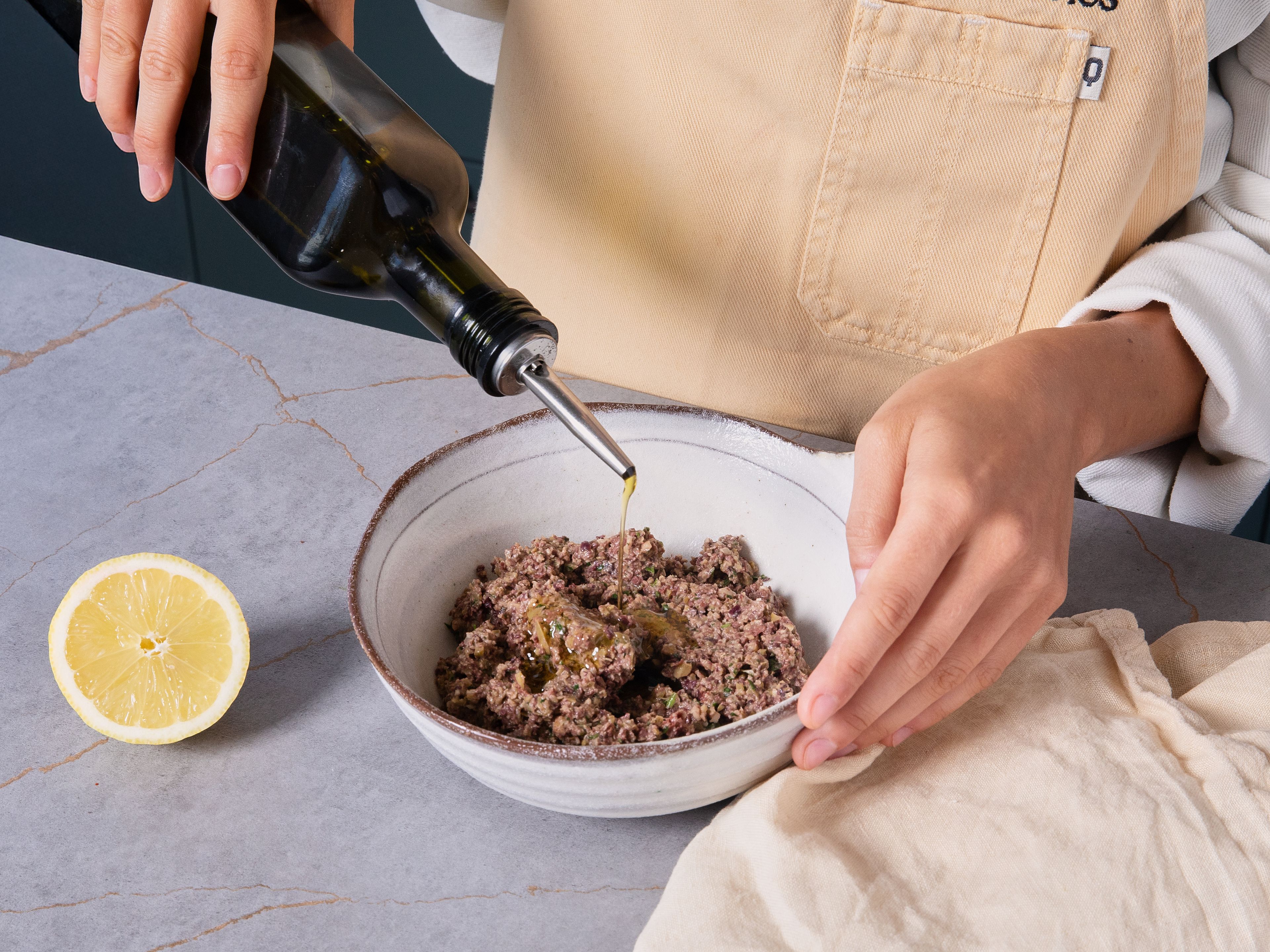 Alles in eine Schüssel geben und die feuchten, Olivenöl hinzufügen und alles nochmal vermengen. Mit Salz und Pfeffer nach abschmecken.