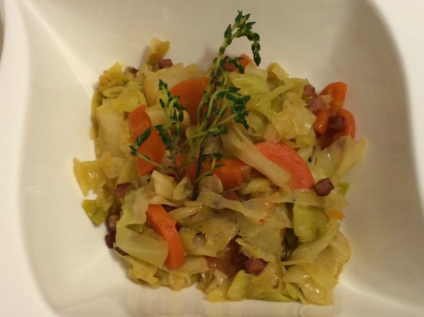 Stir-fried carrots and pointed cabbage