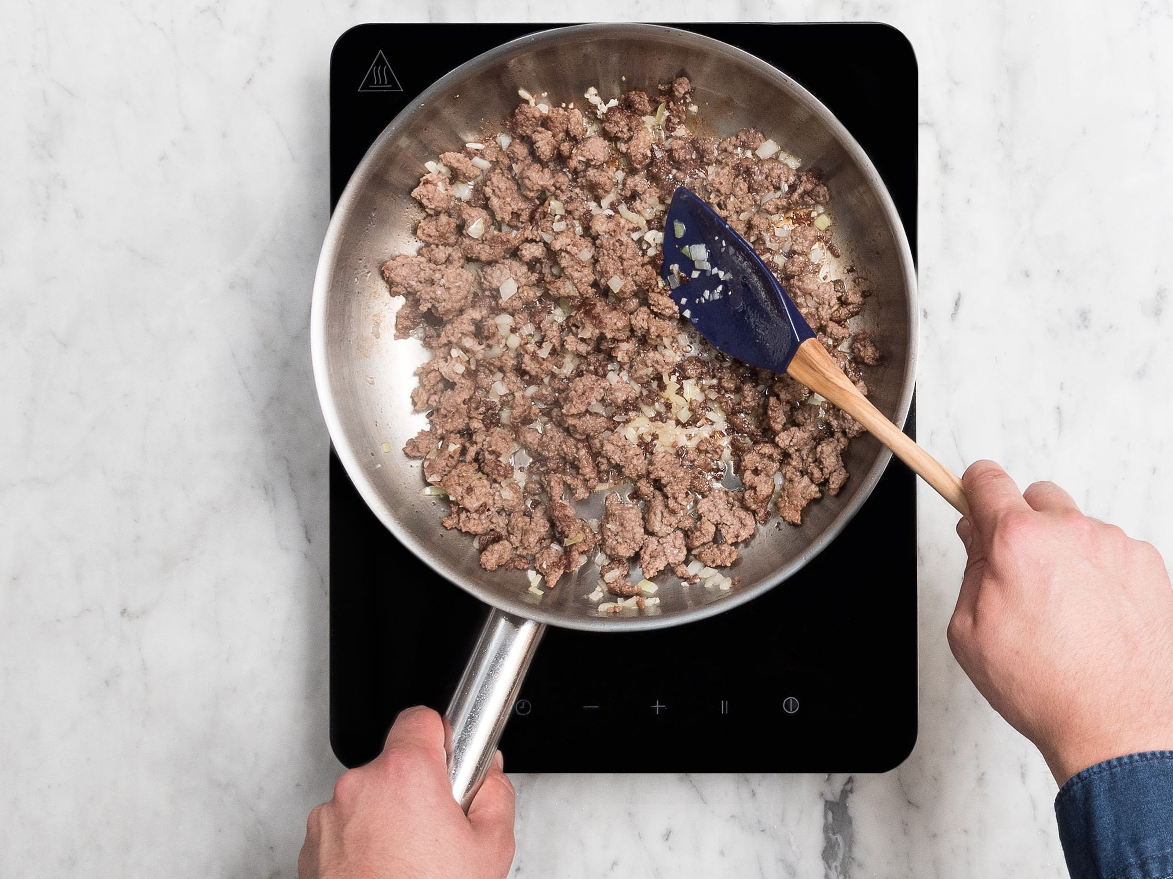 Peel garlic and onion. Mince garlic and finely dice onion. Heat vegetable oil in a frying pan over medium-high heat. Add ground beef, onion, and garlic and sauté for approx. 2 – 3 min. Season to taste with salt and pepper.