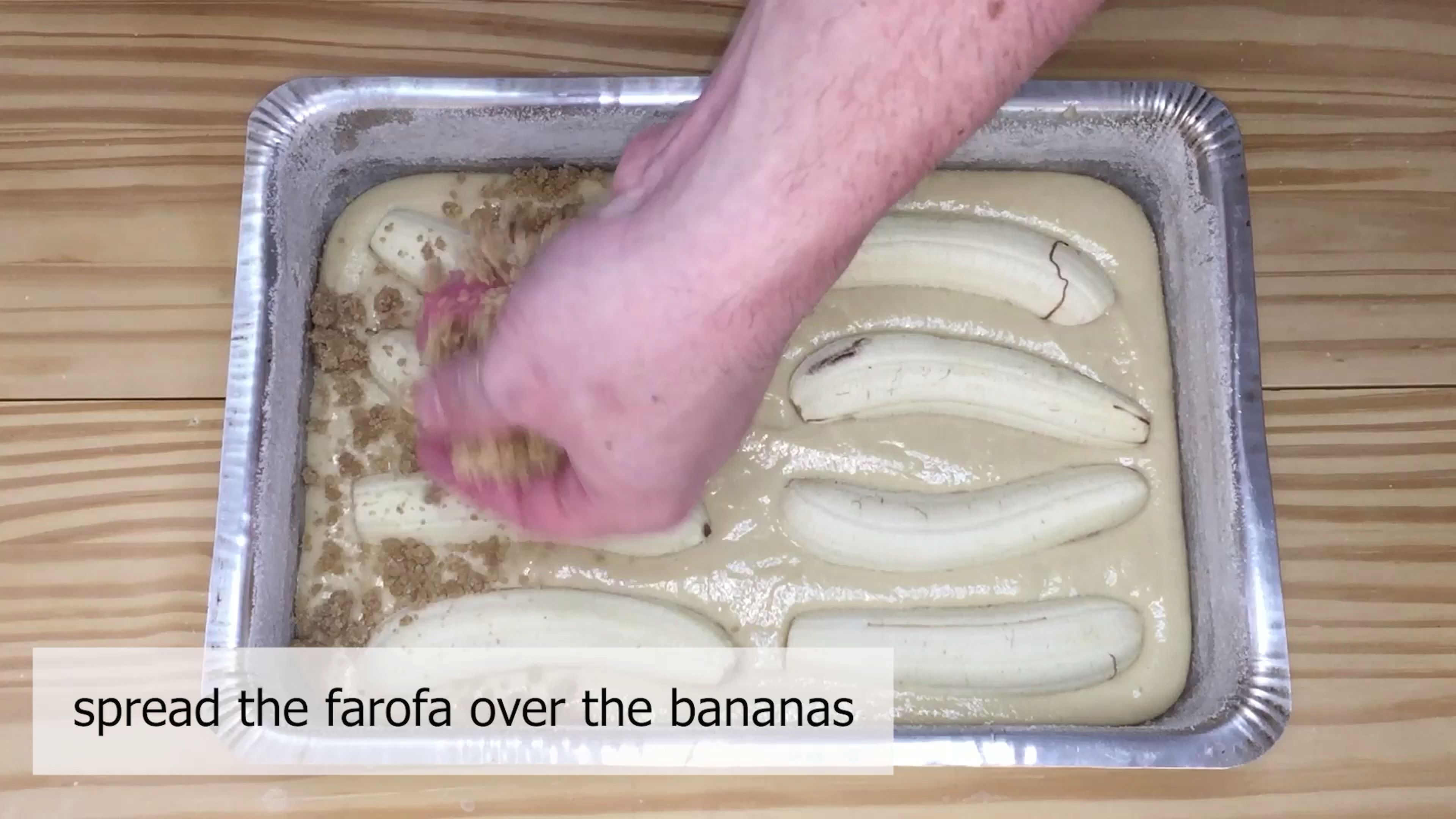 Spread the farofa over the bananas and let rise for 30 minutes again. Then take it to the preheated oven at 200°C/ 392°F for approx. 40 minutes.