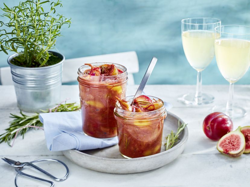 Pflaumen-Chutney mit Feige, Rosmarin und Chili