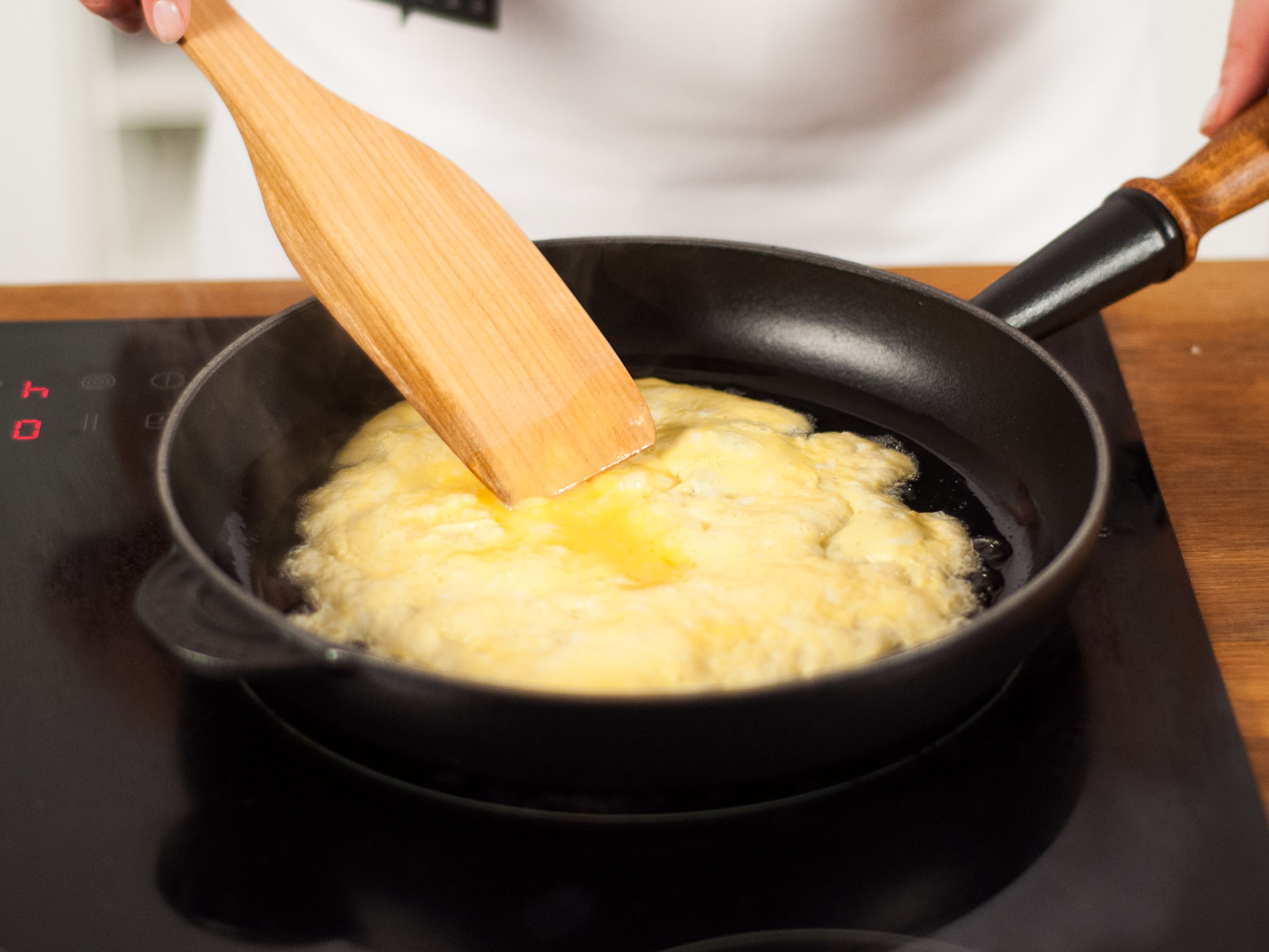 Pflanzenöl auf mittlerer Hitze in einer großen Pfanne erhitzen. Eier hinzugeben und für ca. 1 – 2 Min. von beiden Seiten braten. Zum Abkühlen bei Seite stellen.