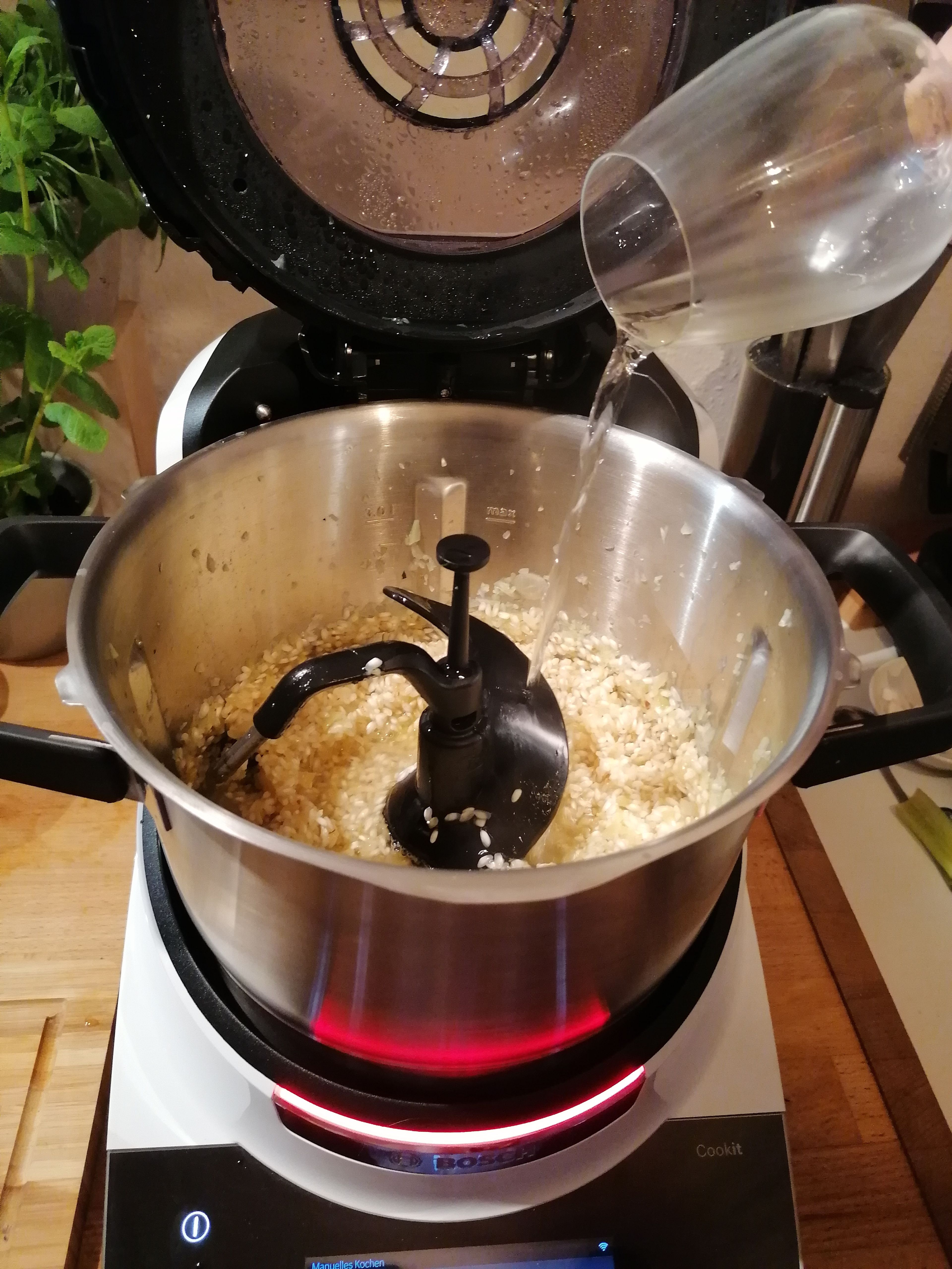 Das Universalmesser herausnehmen und den 3D-Rührer einsetzen. Die Butter in den Topf geben und das zerkleinerte Gemüse andünsten (3D-Rührer | Stufe 2 | 130°C | 2 Minuten). Den Risottoreis dazu geben und für weitere 4 Minuten andünsten. Mit dem Weißwein ablöschen und die Brühe dazugeben. Den Deckel mit dem Messbecher schließen und den Reis garen (3D-Rührer | Stufe 2 | 96°C | 10 Minuten). Die restliche Brühe hinzugeben und für weitere 10 Minuten garen.