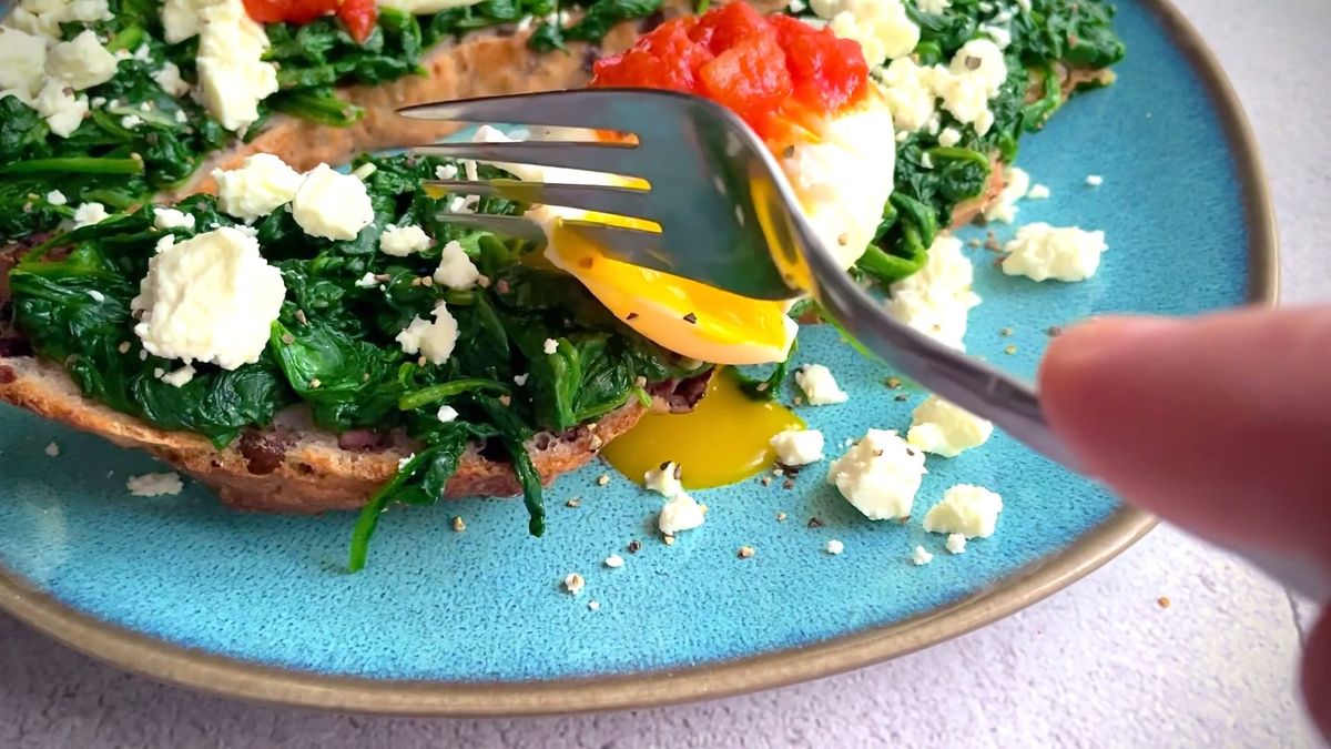 Geröstetes Brot mit Spinat, Feta und pochiertem Ei | Rezept | Kitchen ...