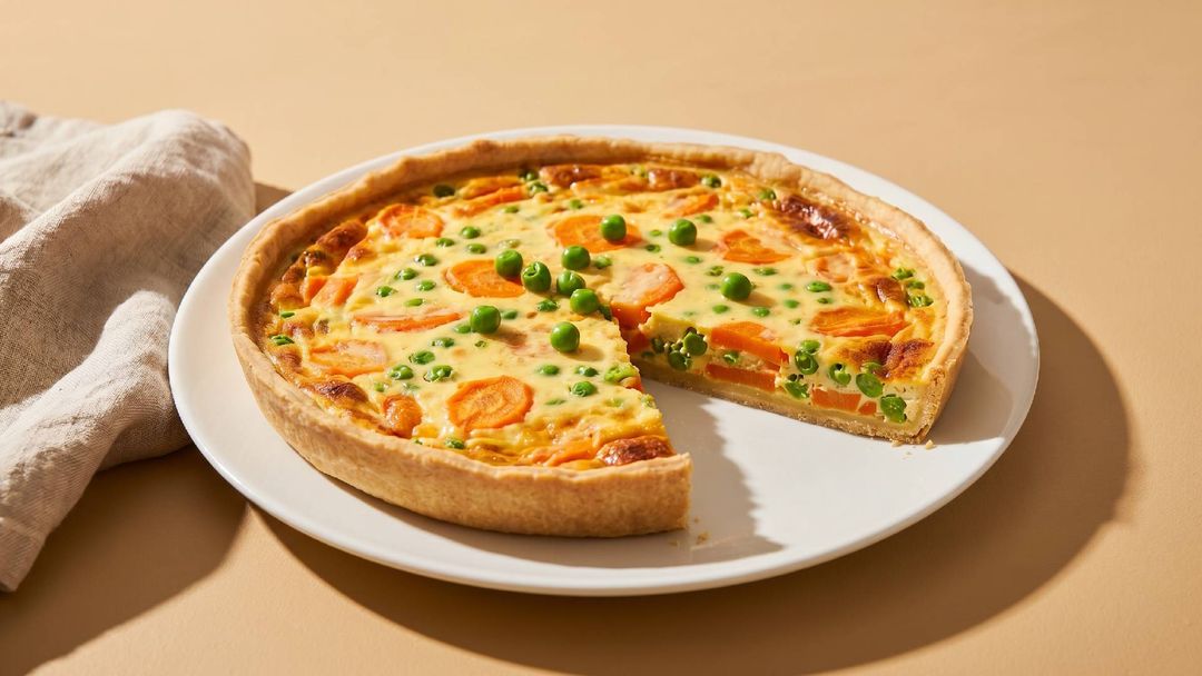 Cremige Erbsen-Möhren-Quiche mit knusprigem Mürbeteig