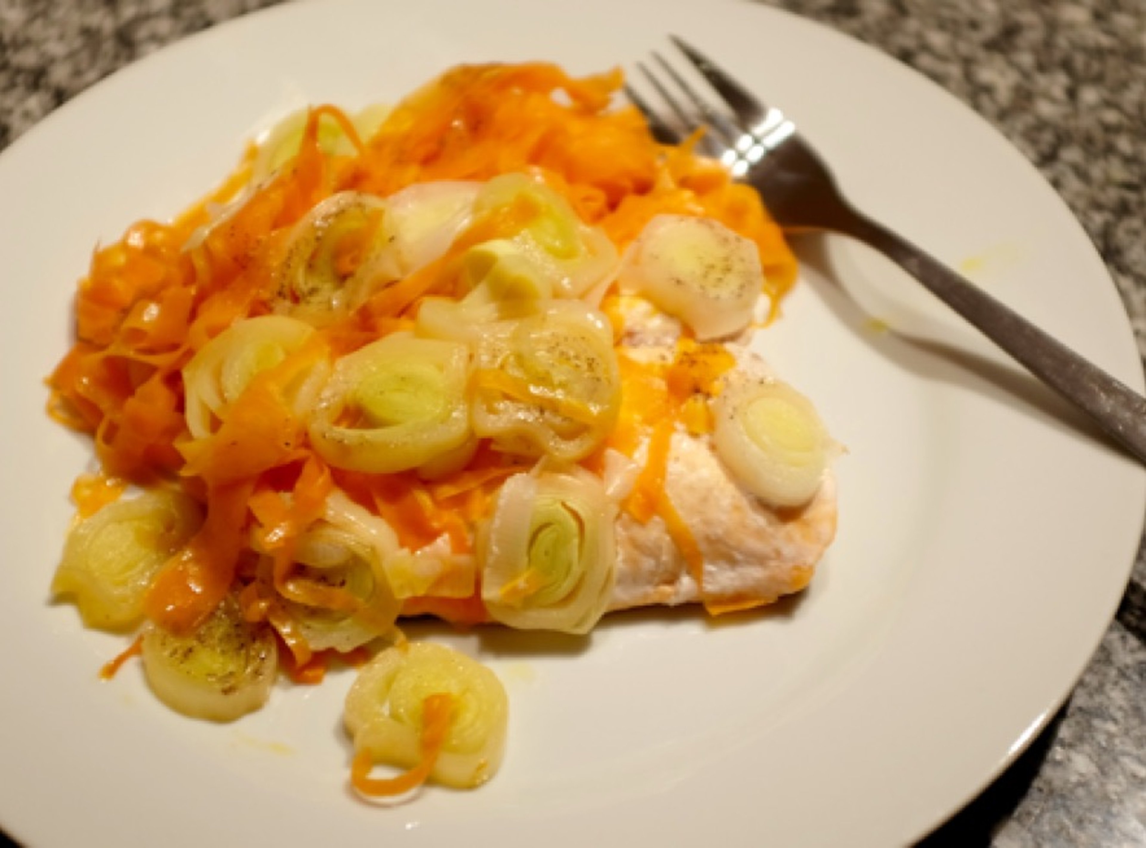 Baked salmon with carrots and leek