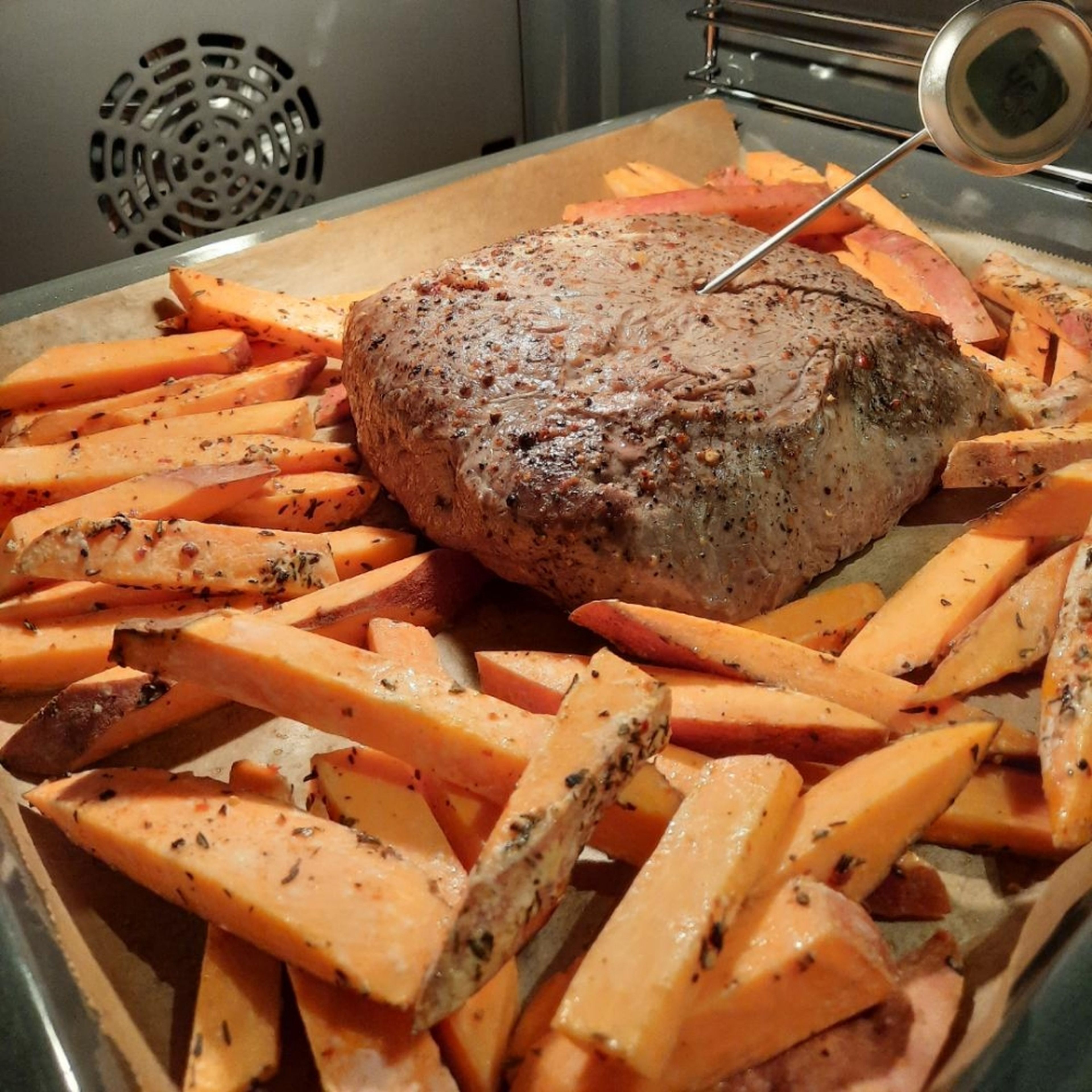 Die Kartoffelwedges auf der Schalenseite zum Roastbeef auf das Beckblech legen und die restlichen 40 Min. zusammen backen.