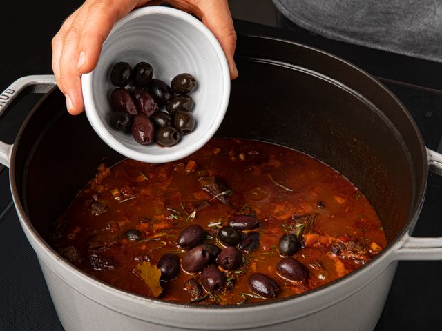 Mediterranes Hirschgulasch mit Polenta | Rezept | Kitchen Stories