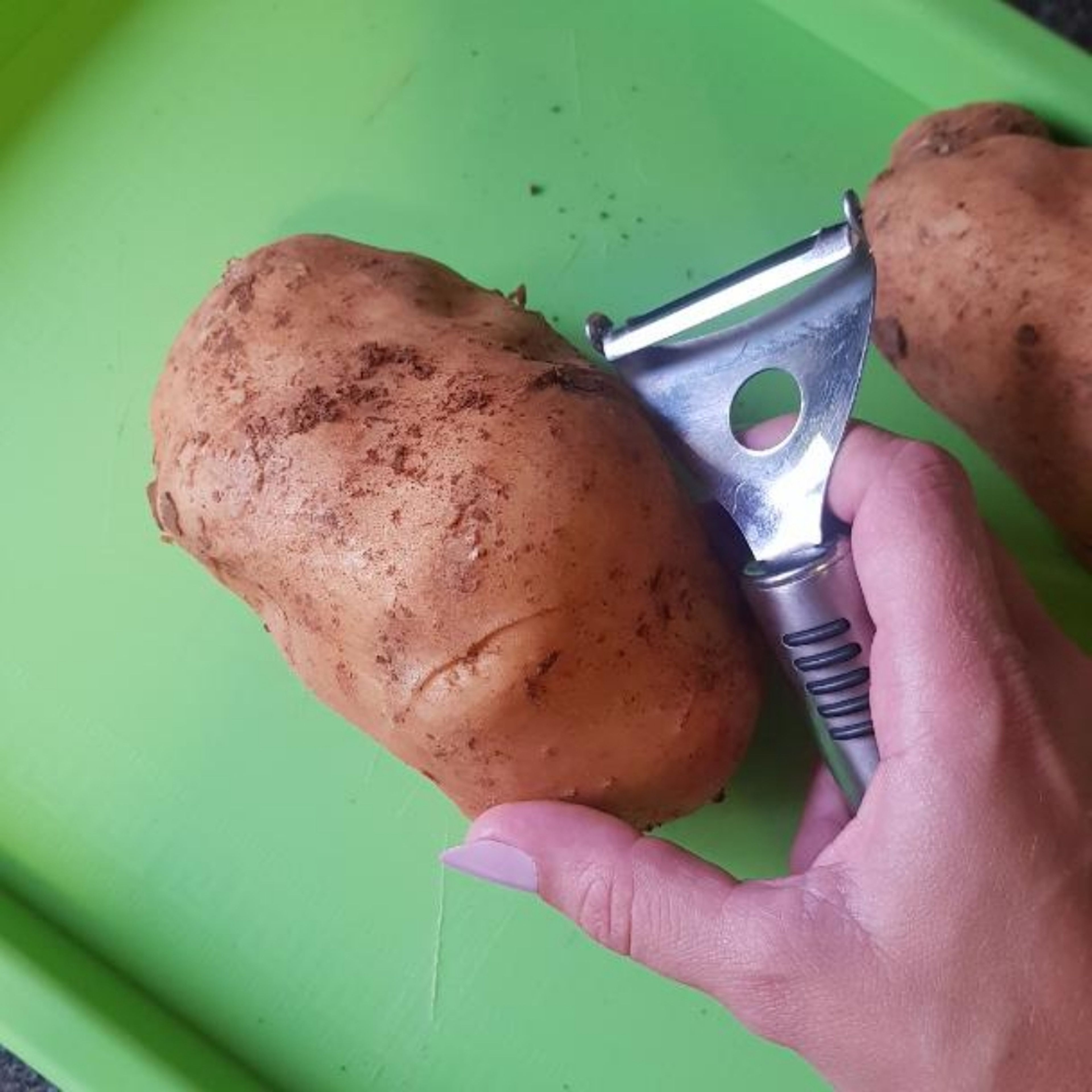 peel the potatoes
