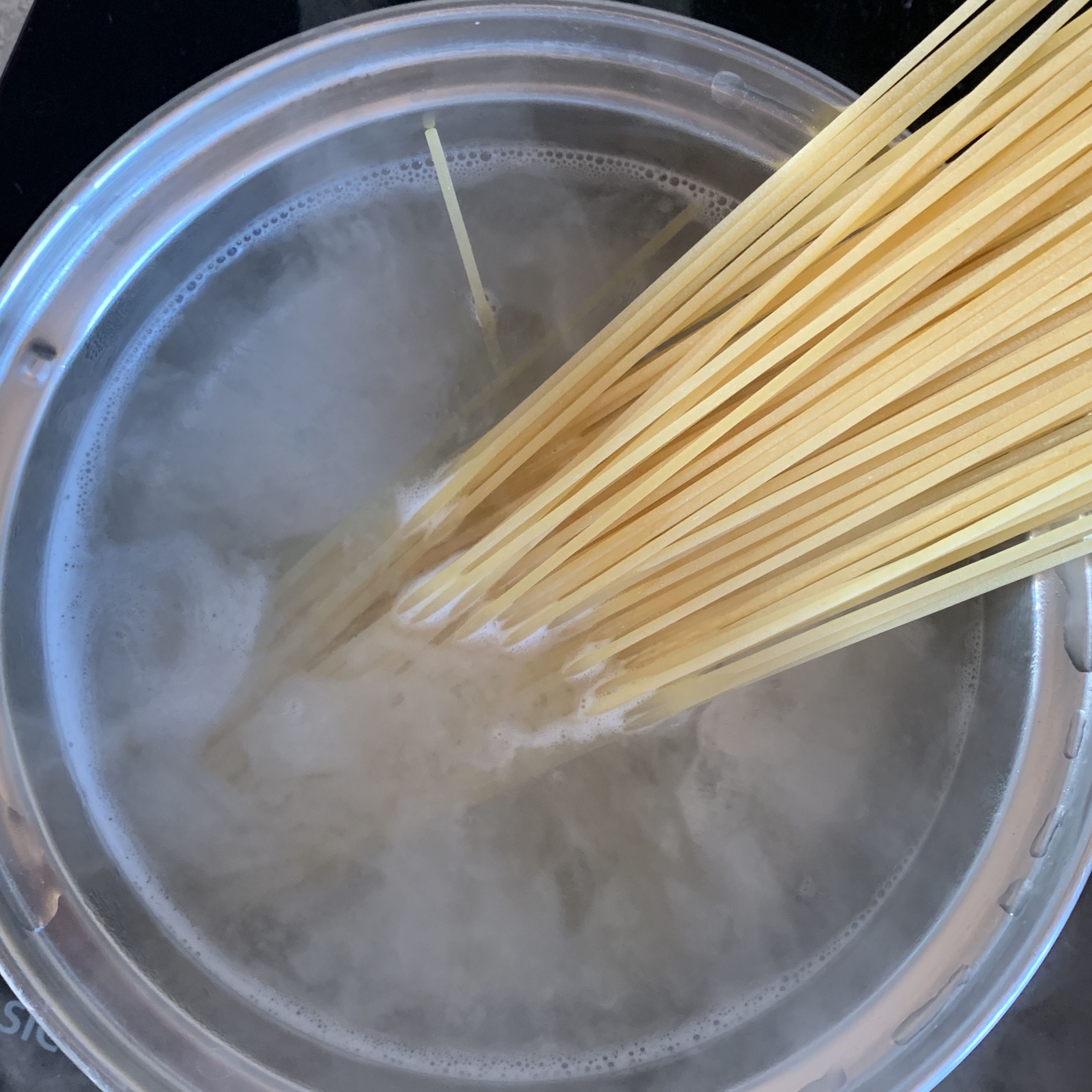 Pasta in einen Topf mit siedendem Salzwasser geben und nach Packungsanweisung ca. 8 – 10 Min. al dente kochen.
