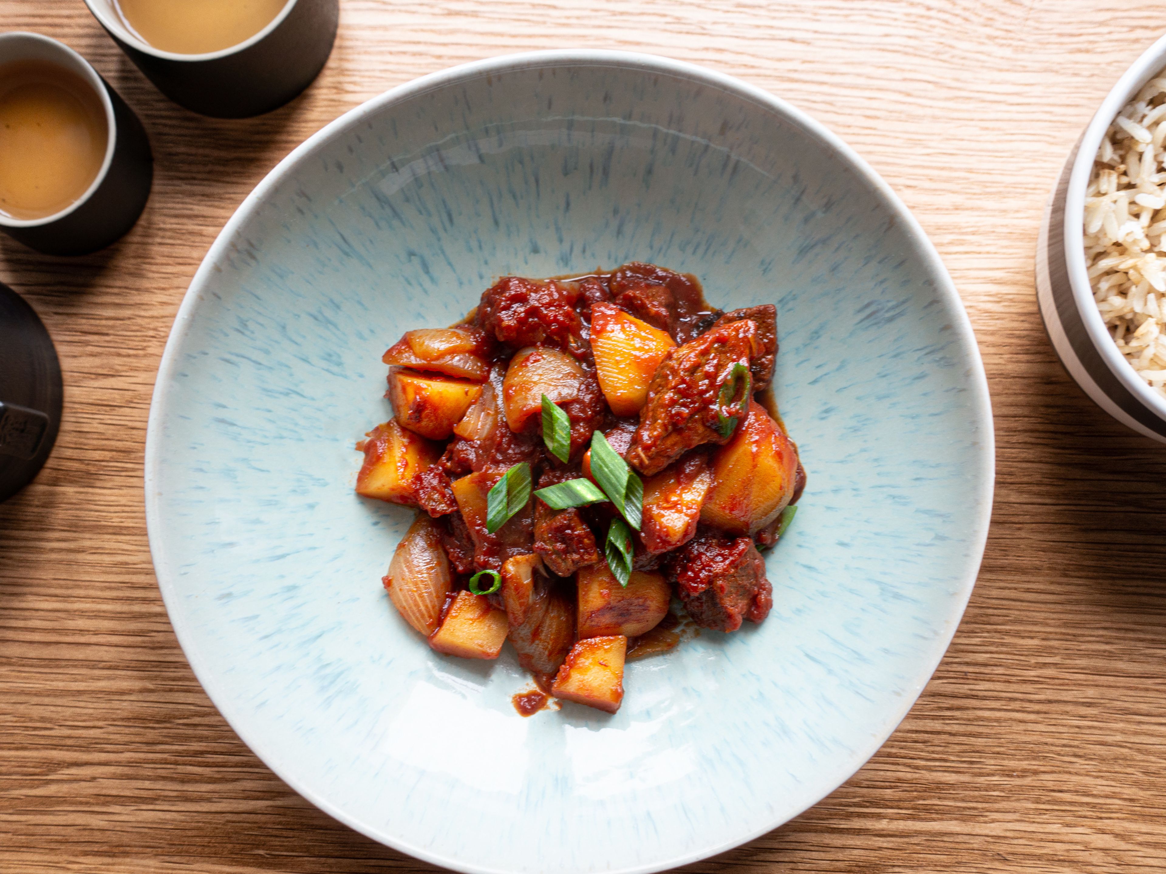 Chinesischer Rindereintopf mit Dosentomaten und Kartoffeln