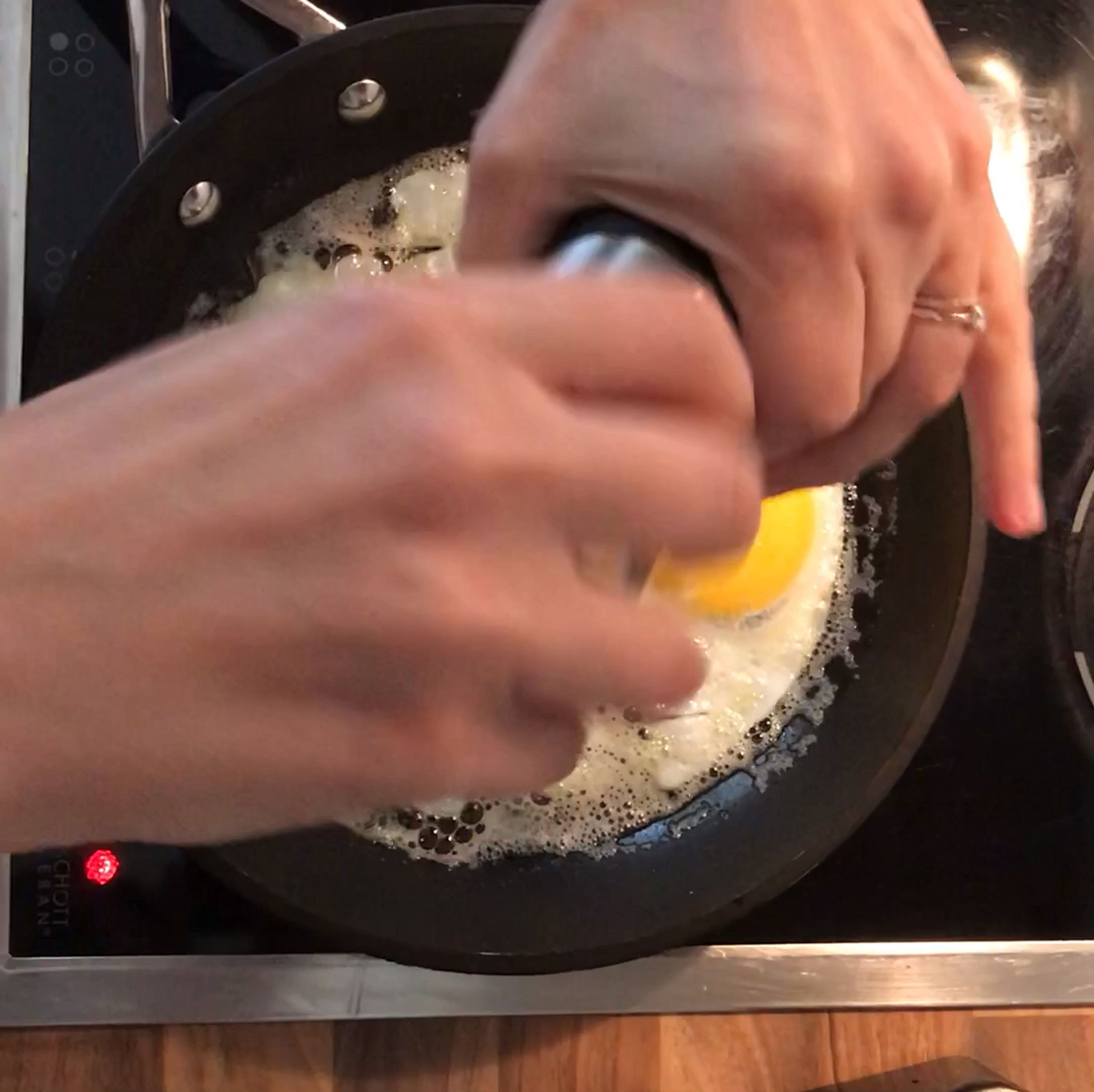 Eier mit Salz und Pfeffer abschmecken und so lange braten, bis das Eiweiß am Rand schon knusprig wird und das Eigelb in der Mitte noch flüssig ist. Du kannst es natürlich aber auch so zubereiten, wie du es am liebsten isst.
