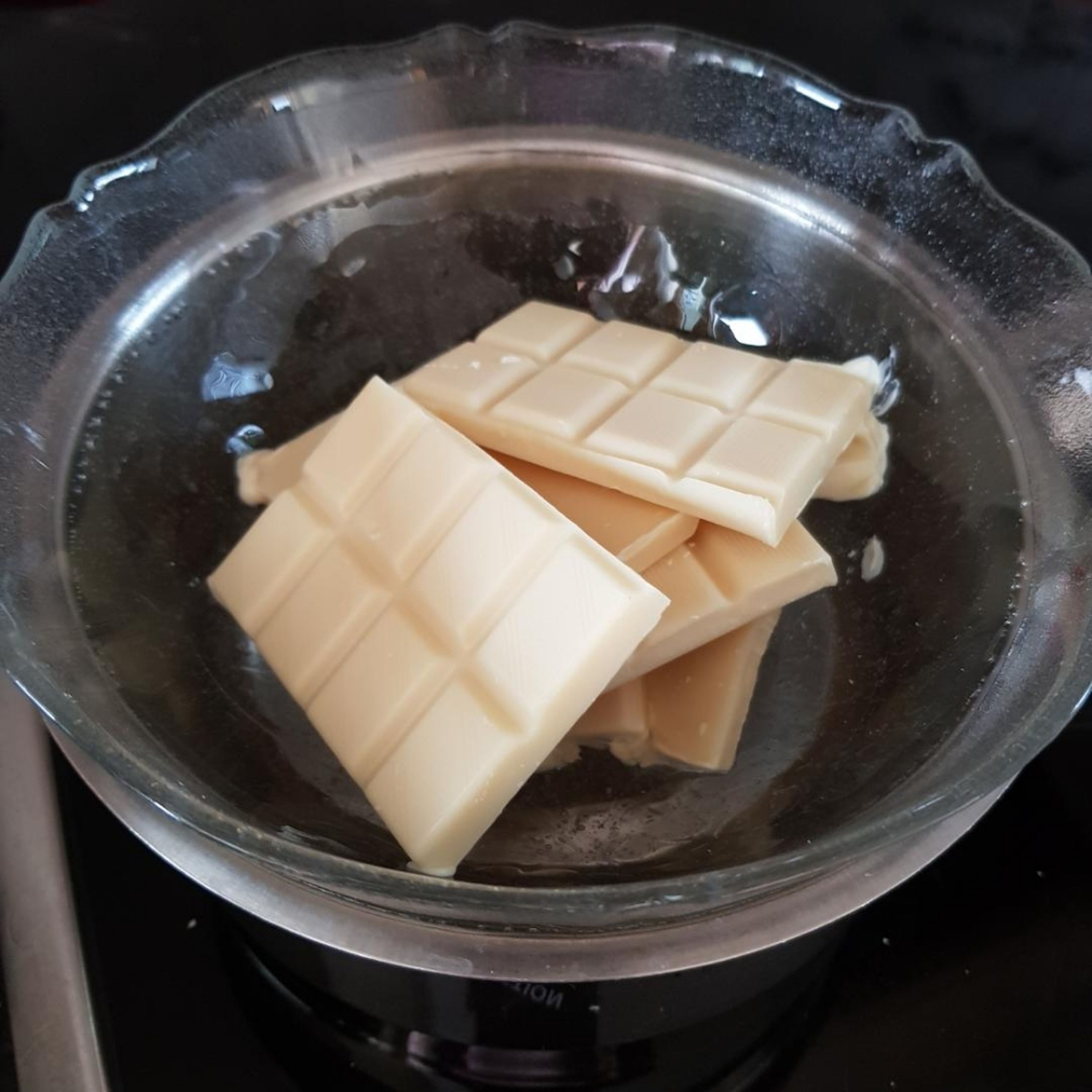 Schokolade mit dem Butter schmelzen... achte darauf das es nicht zu heiss ist! danach Vanillezucker hinzufügen
