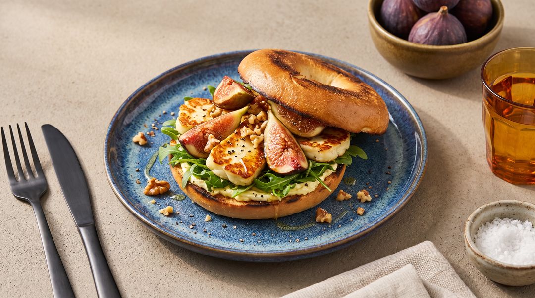 Süß-salziger Genuss: Bagel mit Halloumi und gebratenen Feigen
