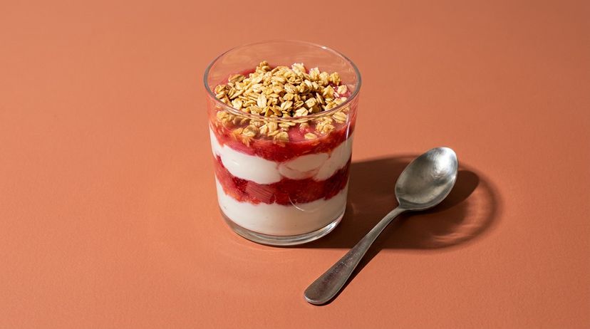 Gönn dir ein cremiges Frühstücksparfait mit Rhabarber und frischen Erdbeeren