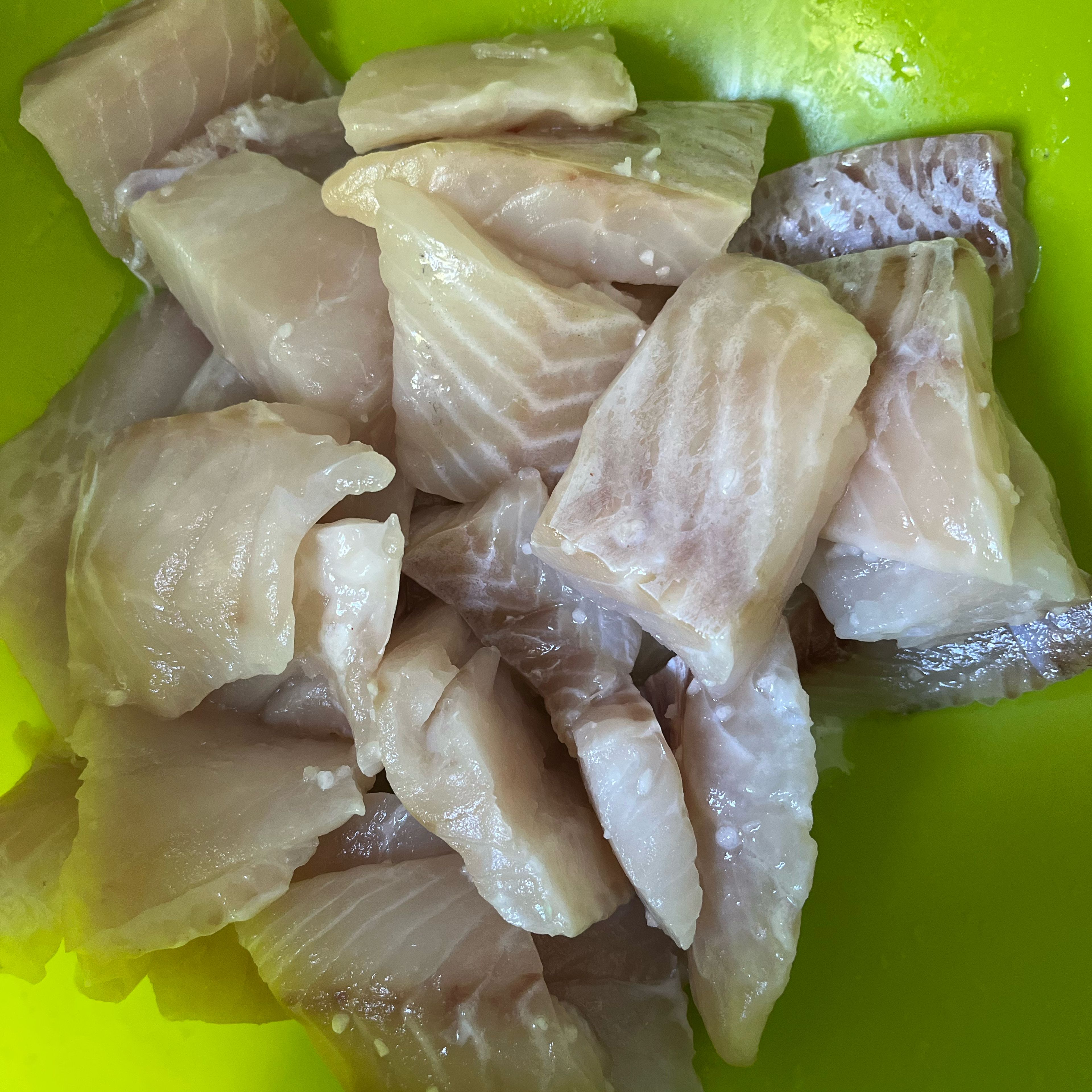 Cut fish into pieces and marinade with salt and lime juice for 30min.