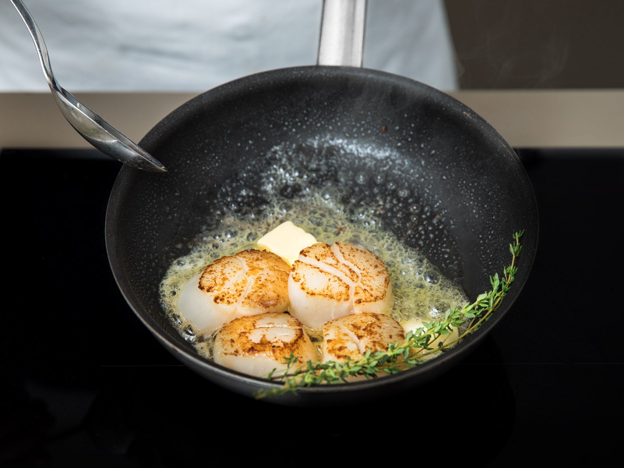 Jakobsmuscheln mit gedünstetem Mangold und Polenta | Rezept | Kitchen ...