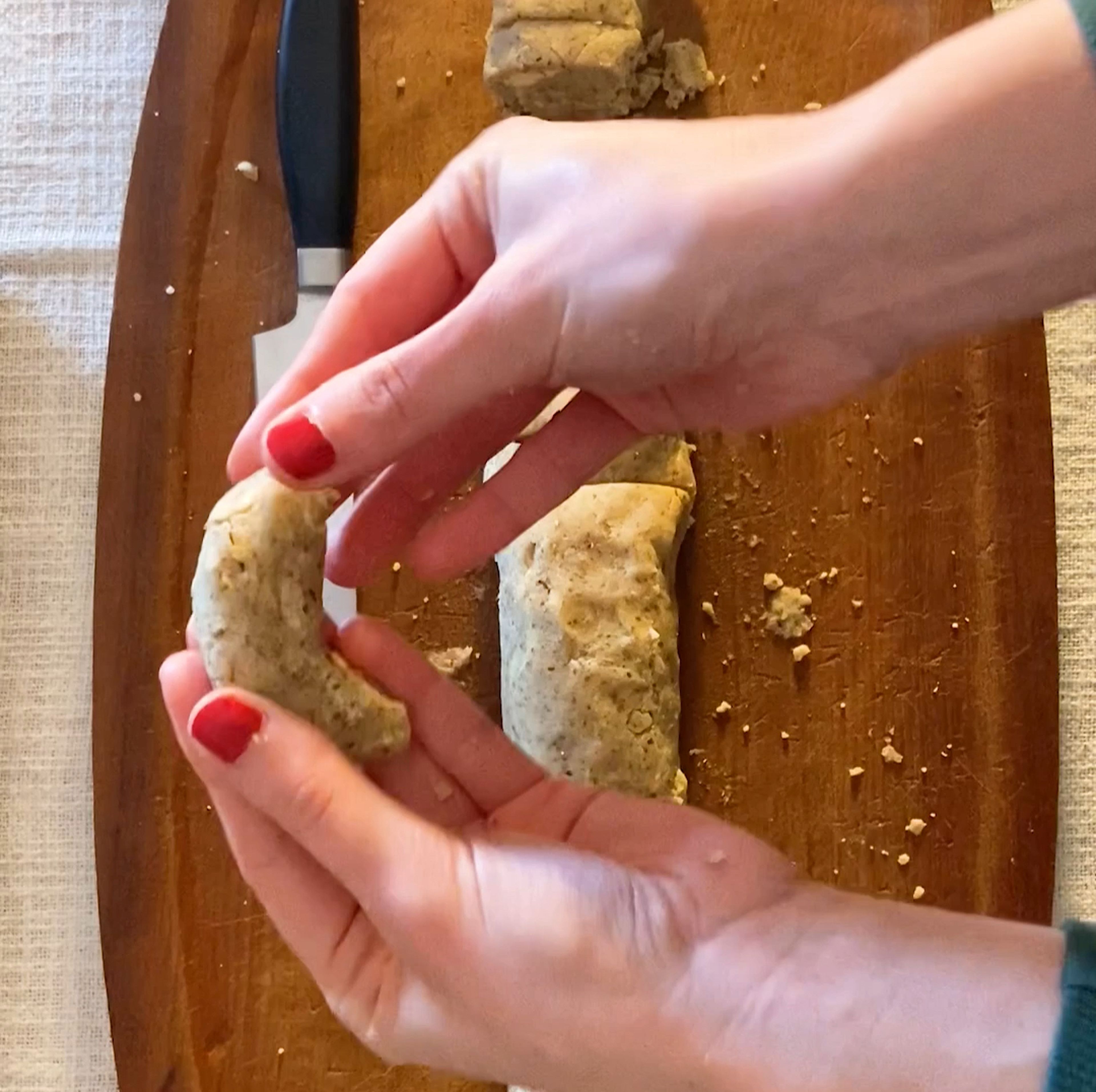 Den Backofen auf 180 Grad vorheizen und den Teig zu einer „Wurst“ formen. Dann einschneiden, in Halbmonde formen und auf dem Backblech verteilen. Für 15 Minuten backen.