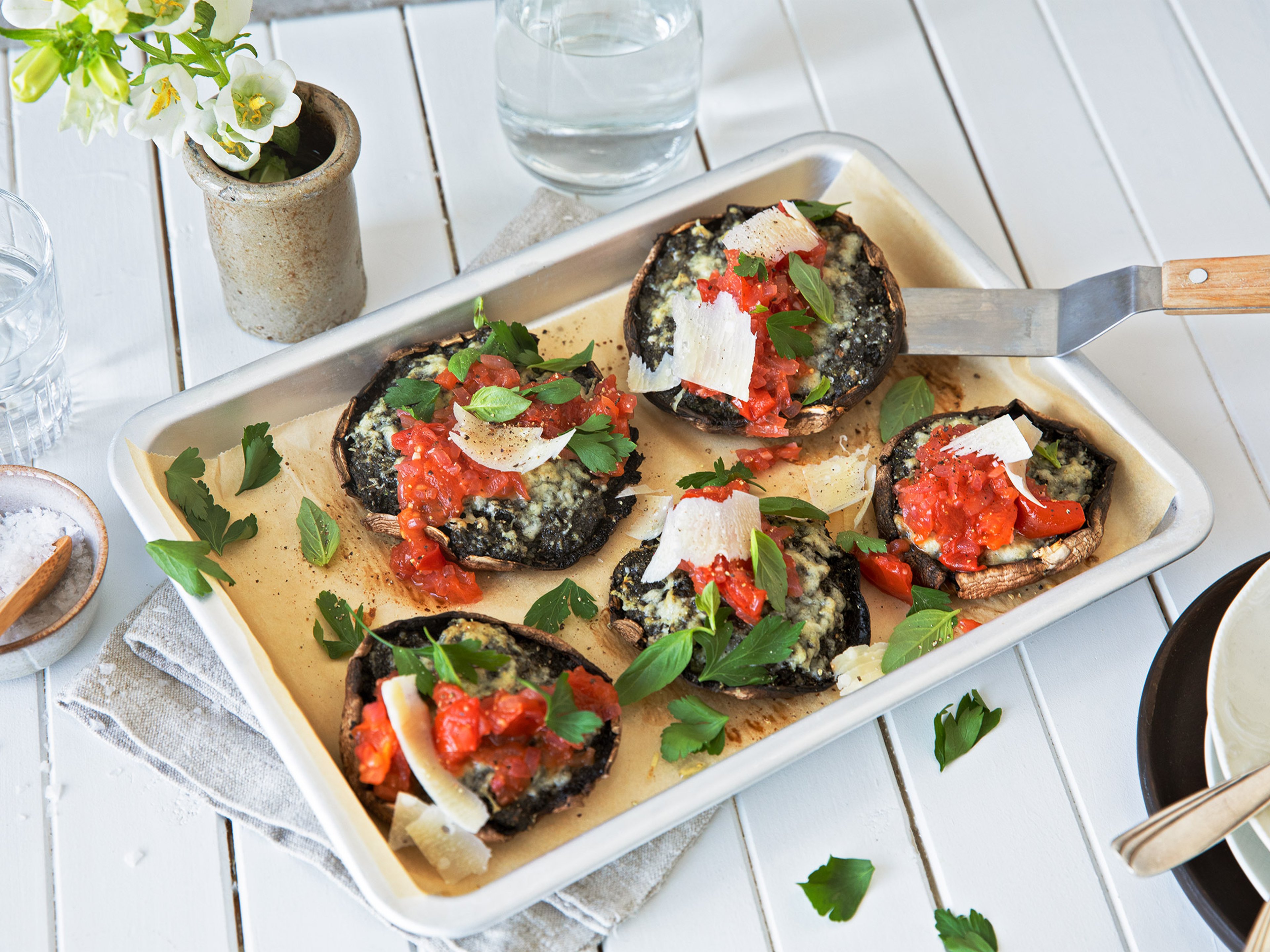 Stuffed portobello mushrooms with tomato ragù