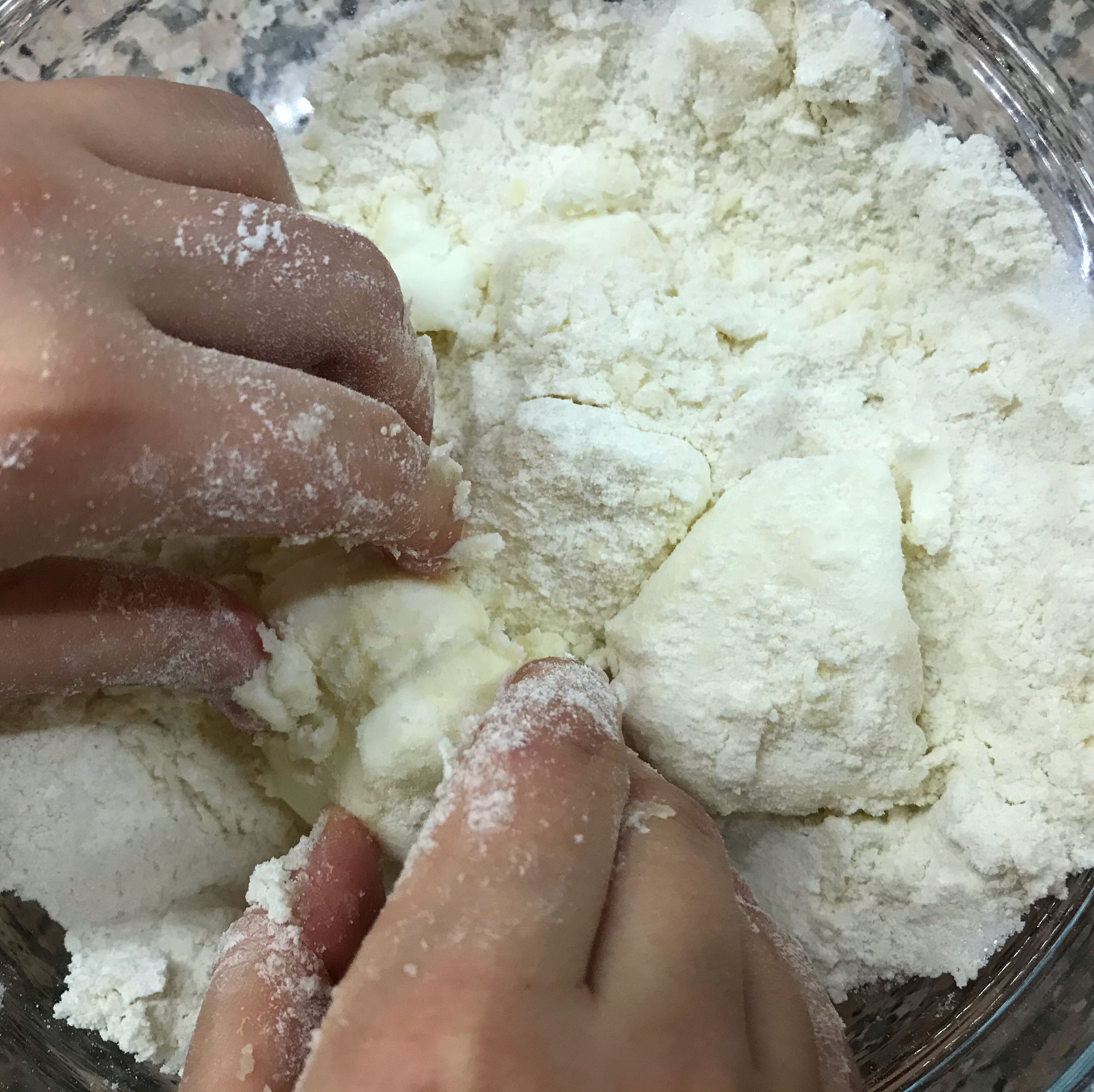 Put flour, sugar and butter in a bowl. You can use blender or blend with your fingertips like me. Don’t knead, just mix everything until it is like sand.