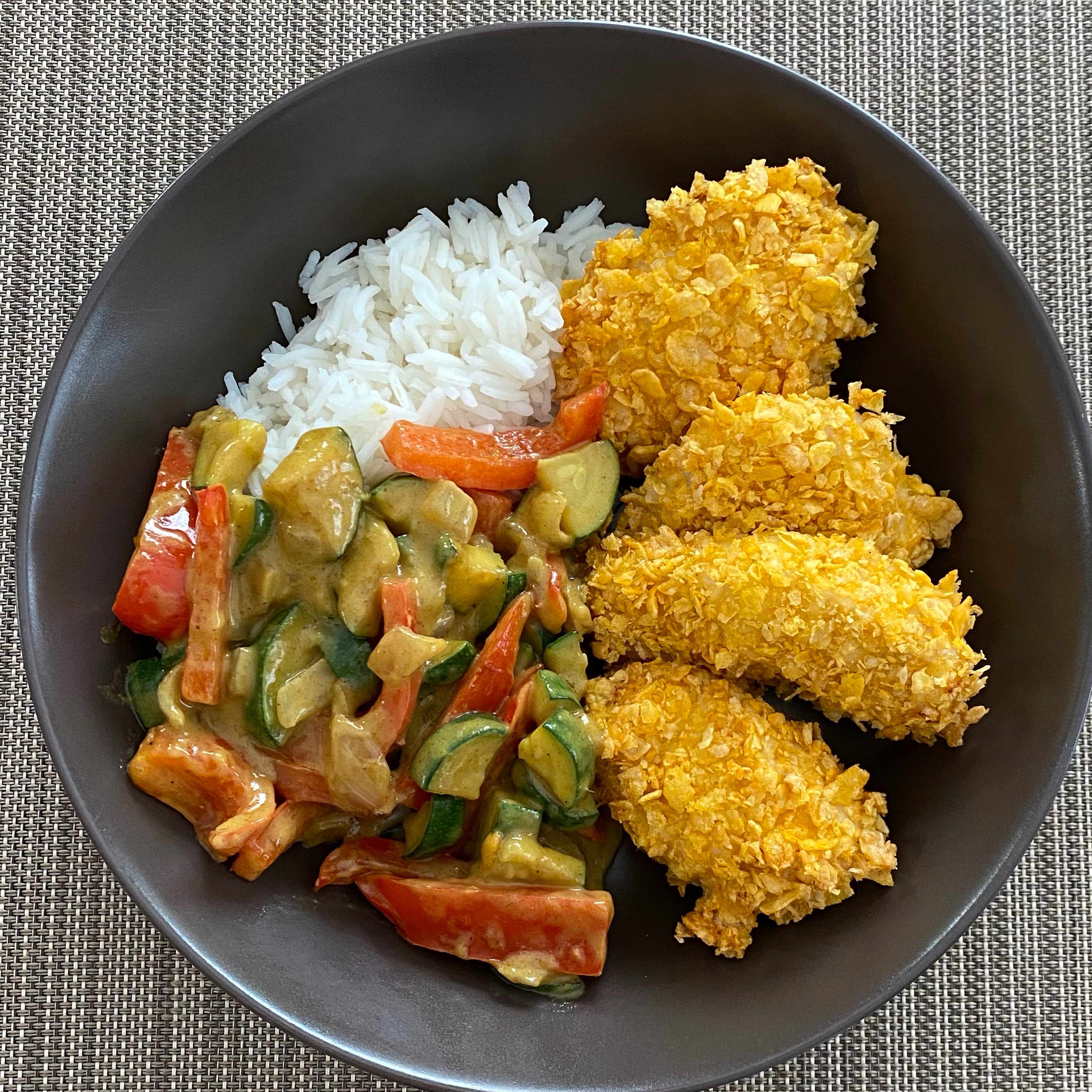 Knuspriges Hähnchen mit Curry Gemüse und Reis