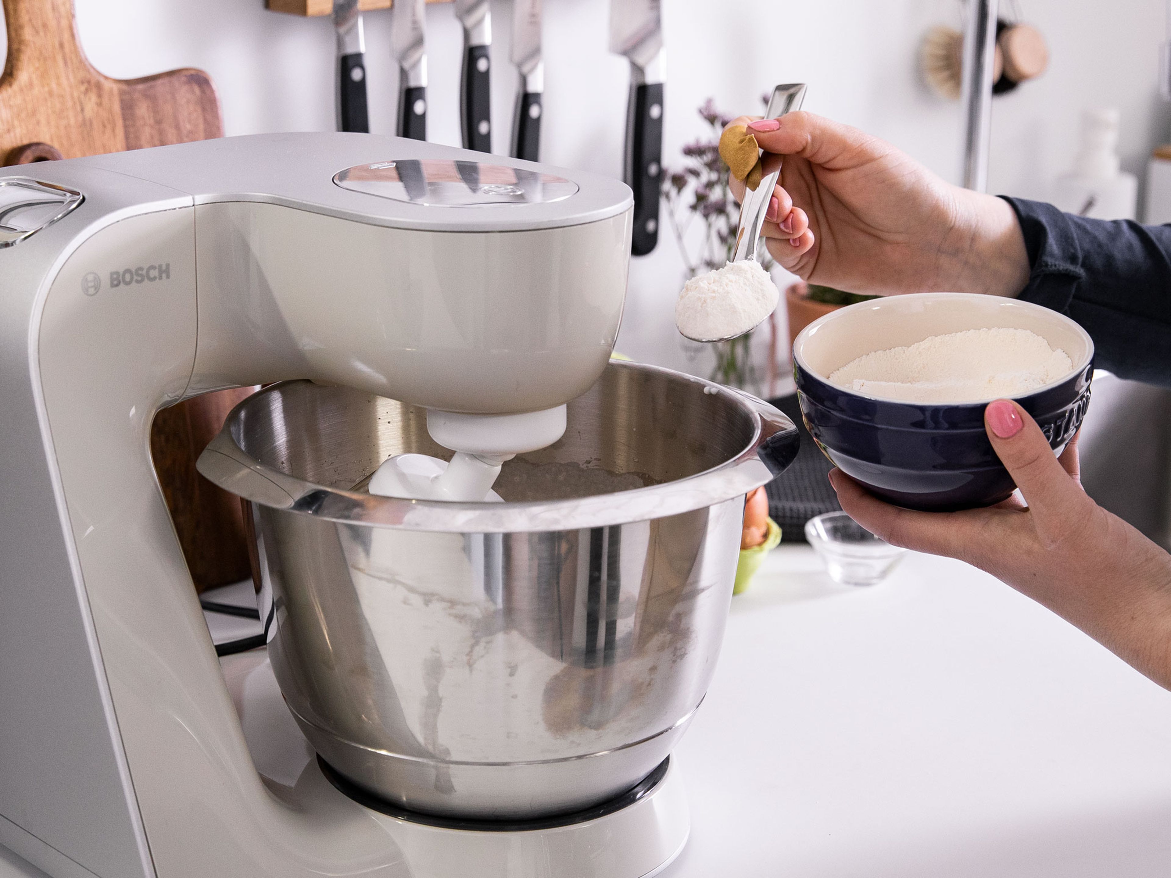 Backofen auf 180°C vorheizen. Eier und einen Teil des Zuckers in der Schüssel einer Küchenmaschine schaumig schlagen. Joghurt dazugeben und weiter aufschlagen. Backpulver und Mehl mischen und nach und nach zum Teig geben und verrühren.