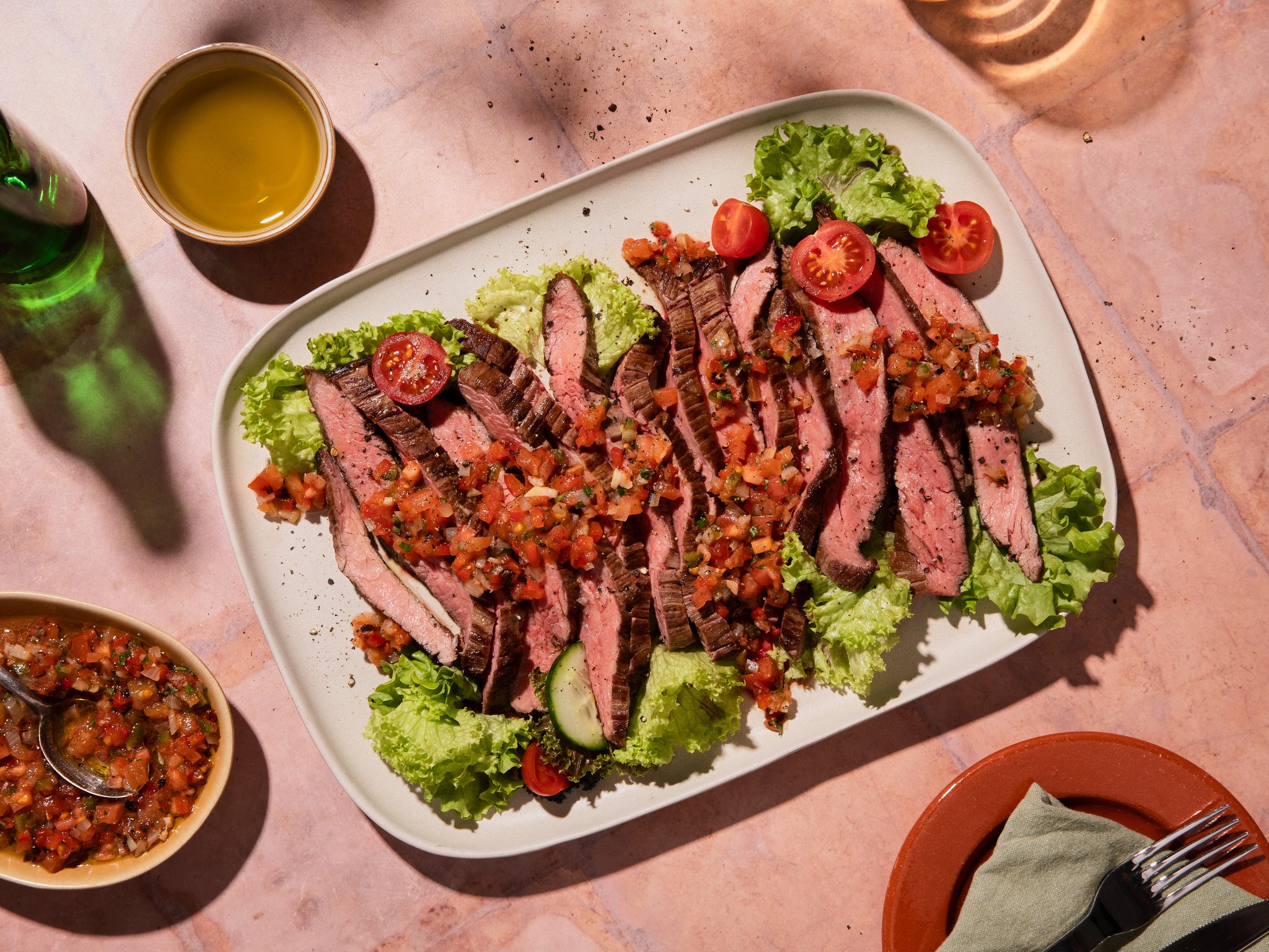 Flank-Steak vom Grill mit würziger BBQ-Salsa | Rezept | Kitchen Stories