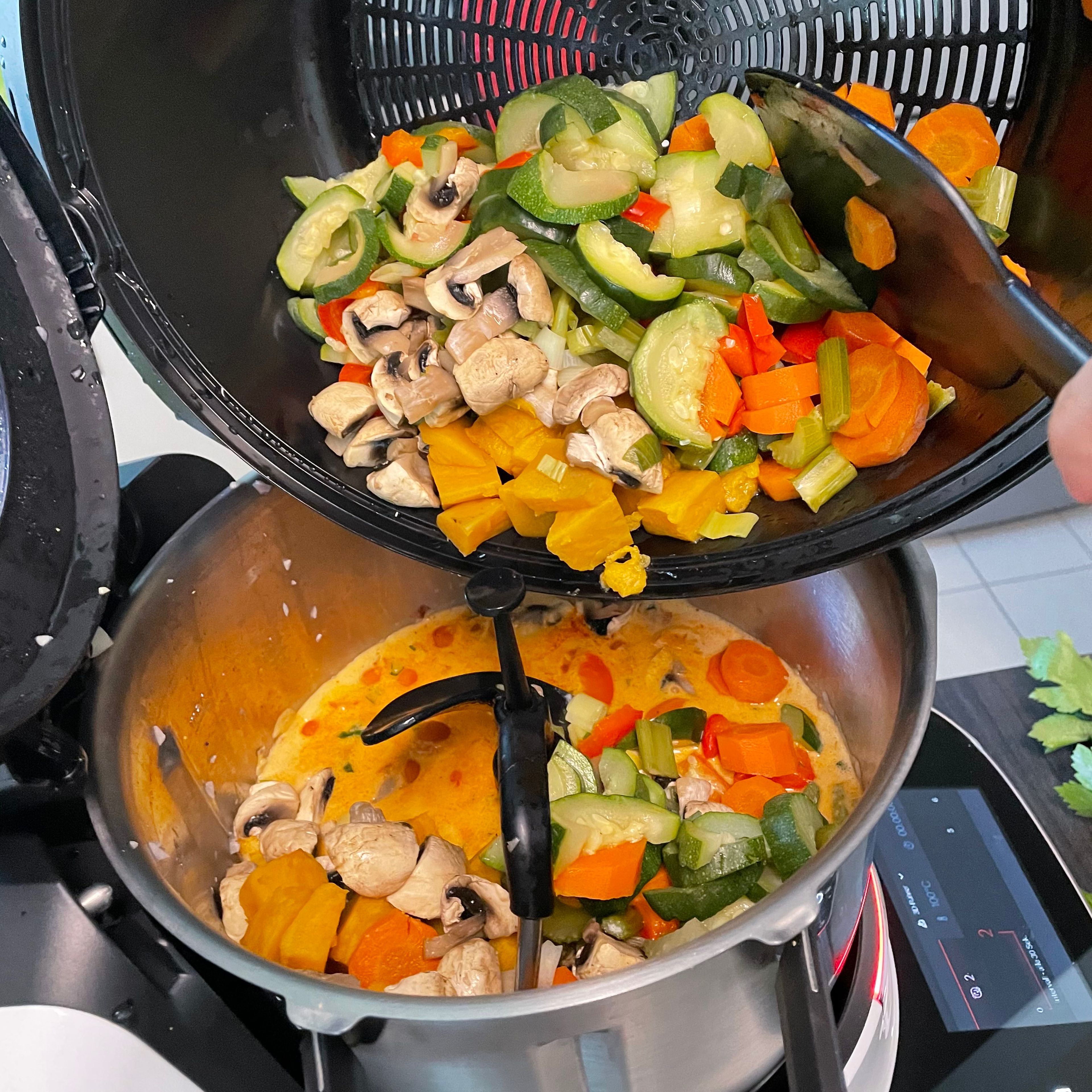 Gedämpftes Gemüse dazugeben und bei geschlossenem Deckel, ohne Messbecher, unterrühren (3D-Rührer | Stufe 2 | 80 °C | 1 Min.). Pur genießen oder mit Couscous oder Reis servieren.
