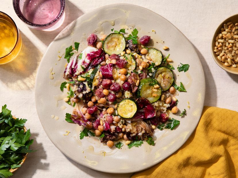 Warmer Bulgursalat mit gerösteten Zucchini und Radicchio