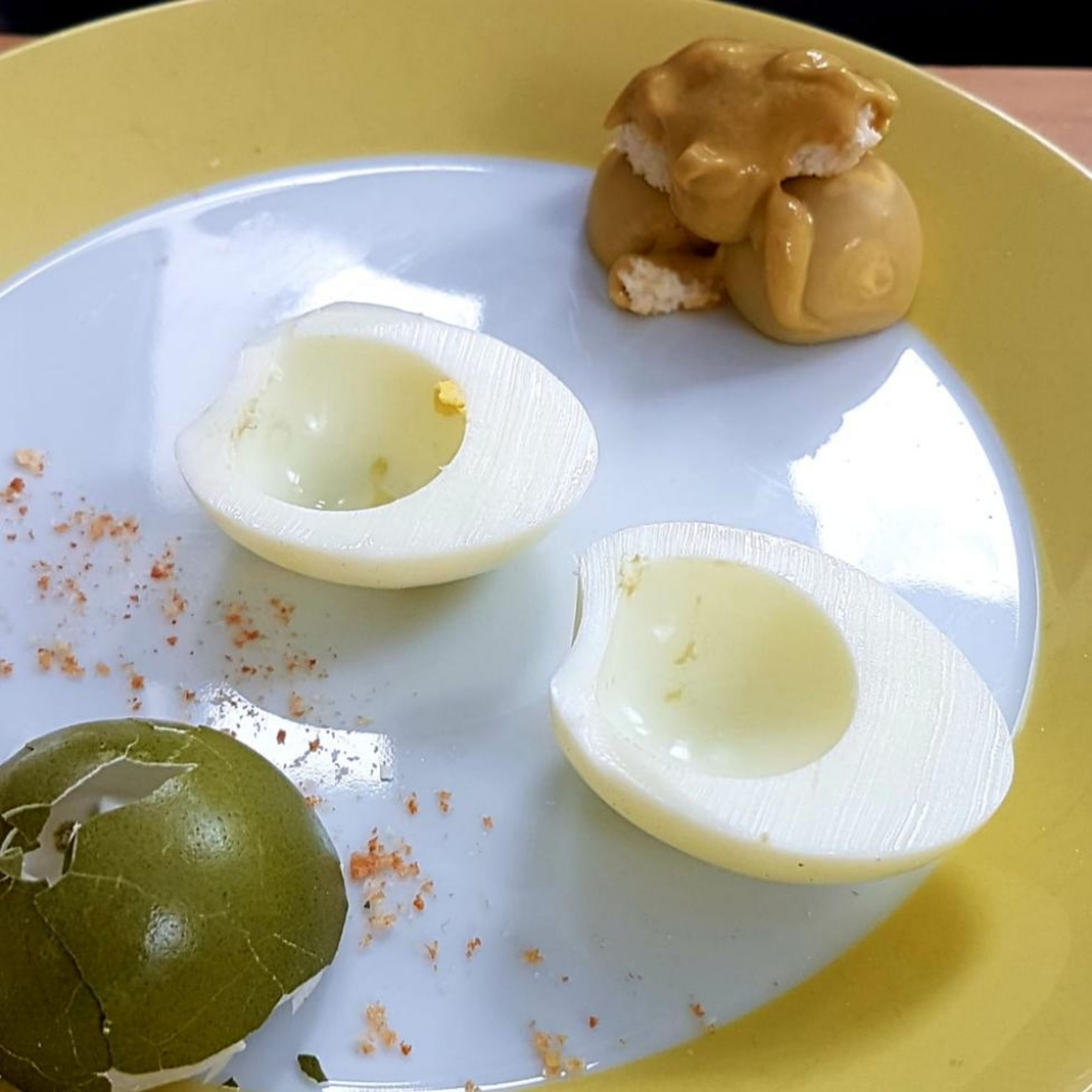 Meerettich und Senf auf die Eigelbe löffeln