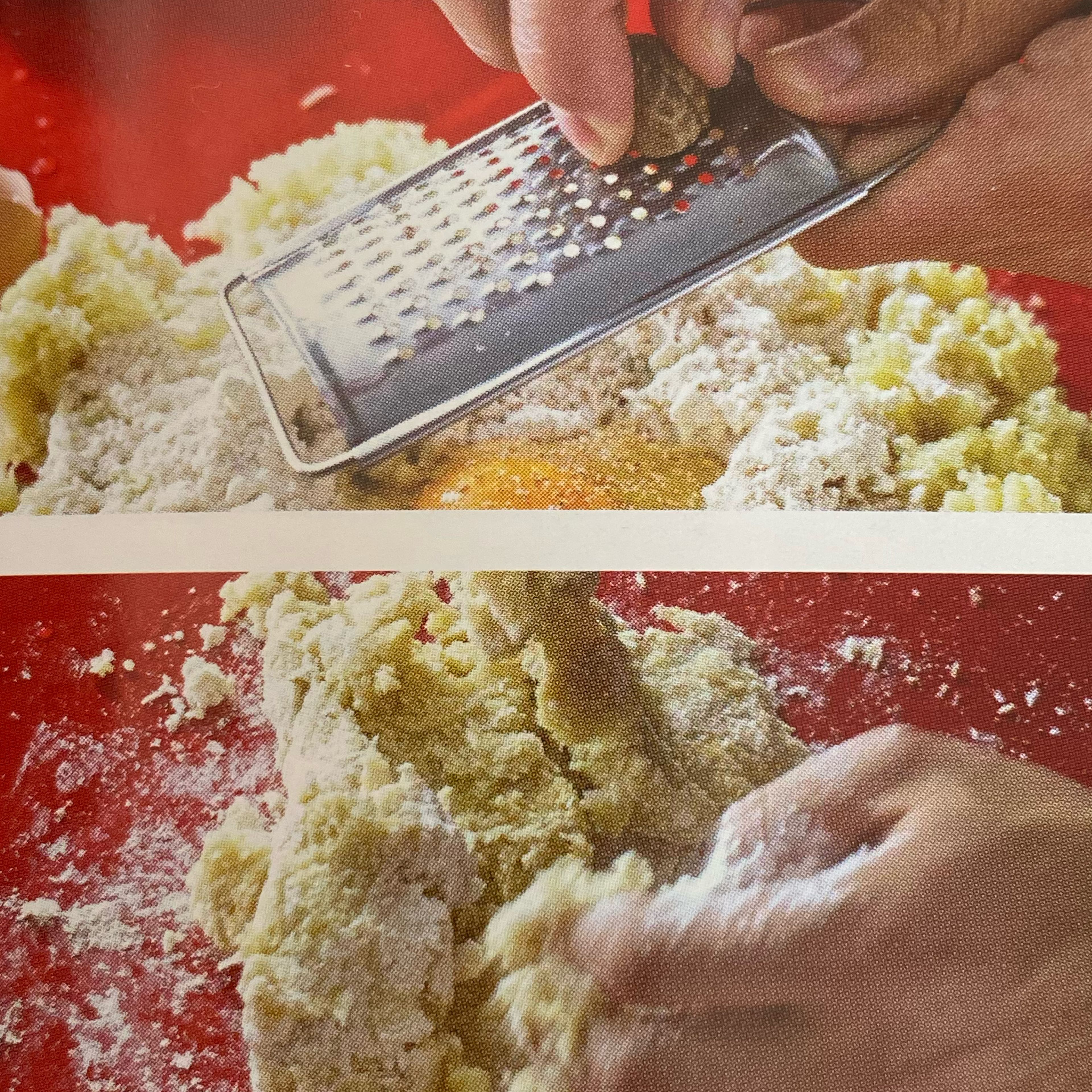 Kartoffeln, Mehl, Hartweizengrieß und das Ei zu einem Teig kneten. Mit Salz und Muskat würzen.