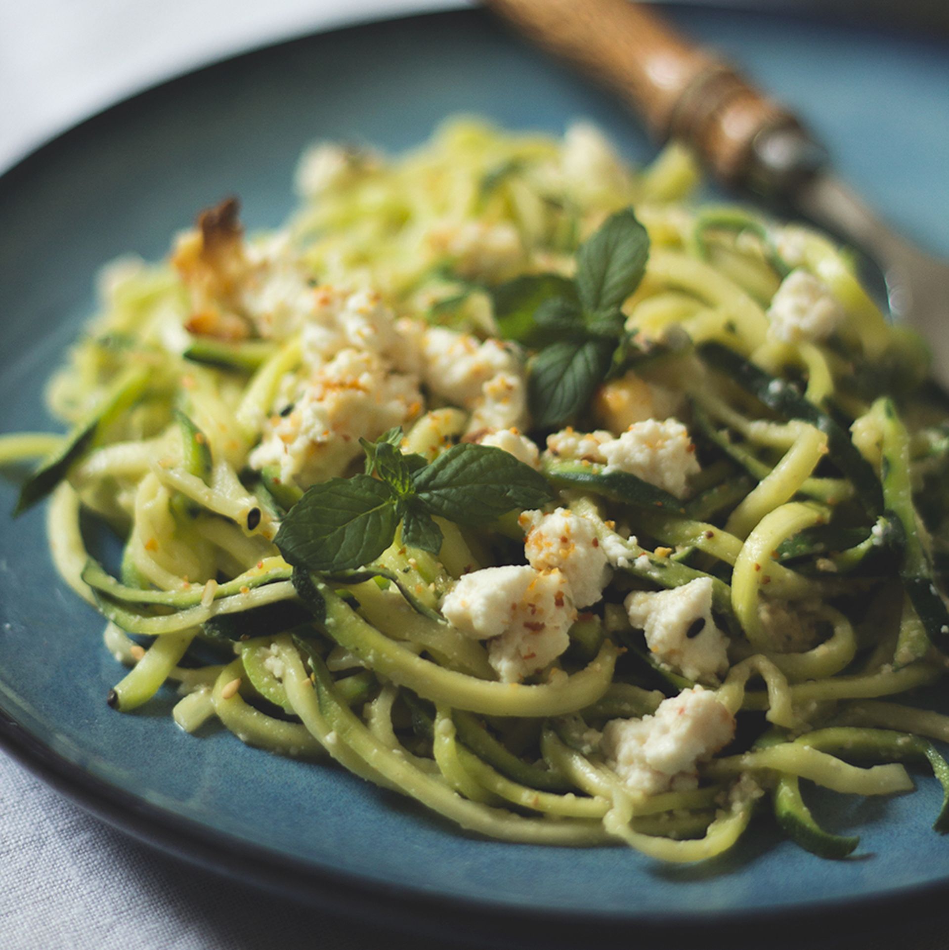 Zucchini-Spaghetti mit Pistazien, Kräutern und Ricotta