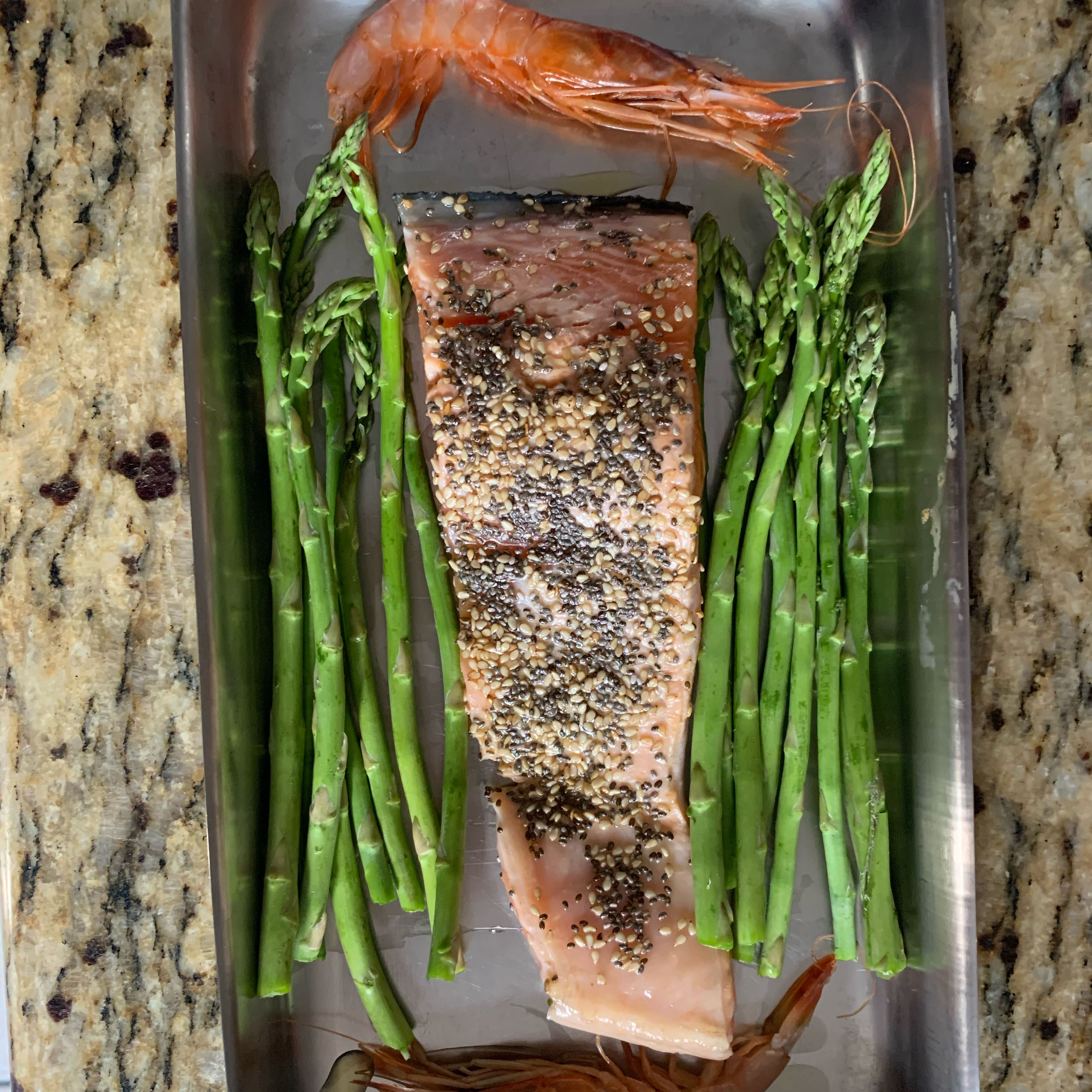 In an oven recipient place the salmon, together with the asparagus and if you’d like shrimps and let it cook in the oven for 7 minutes