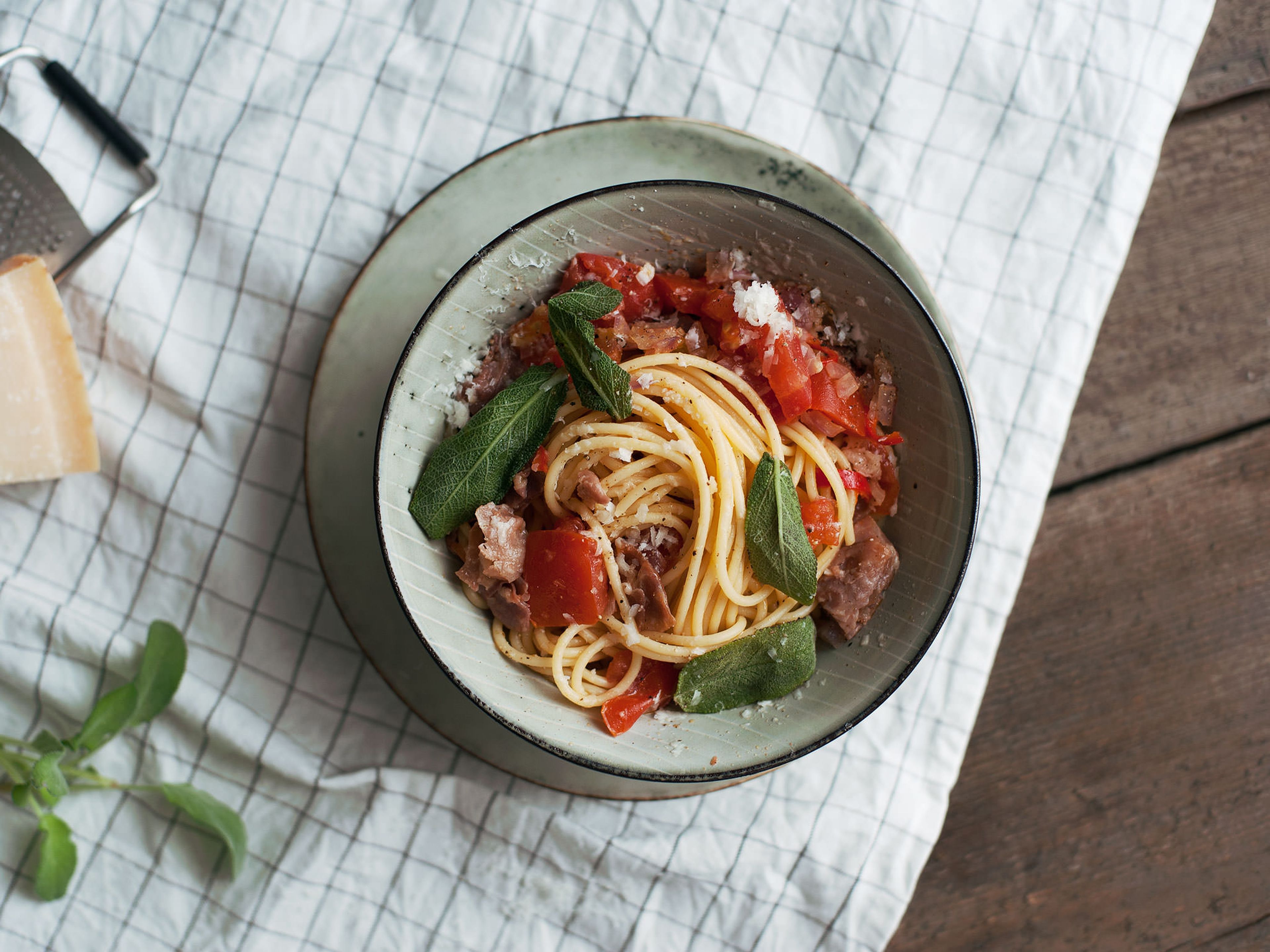 Spaghetti all'Amatriciana mit frittiertem Salbei