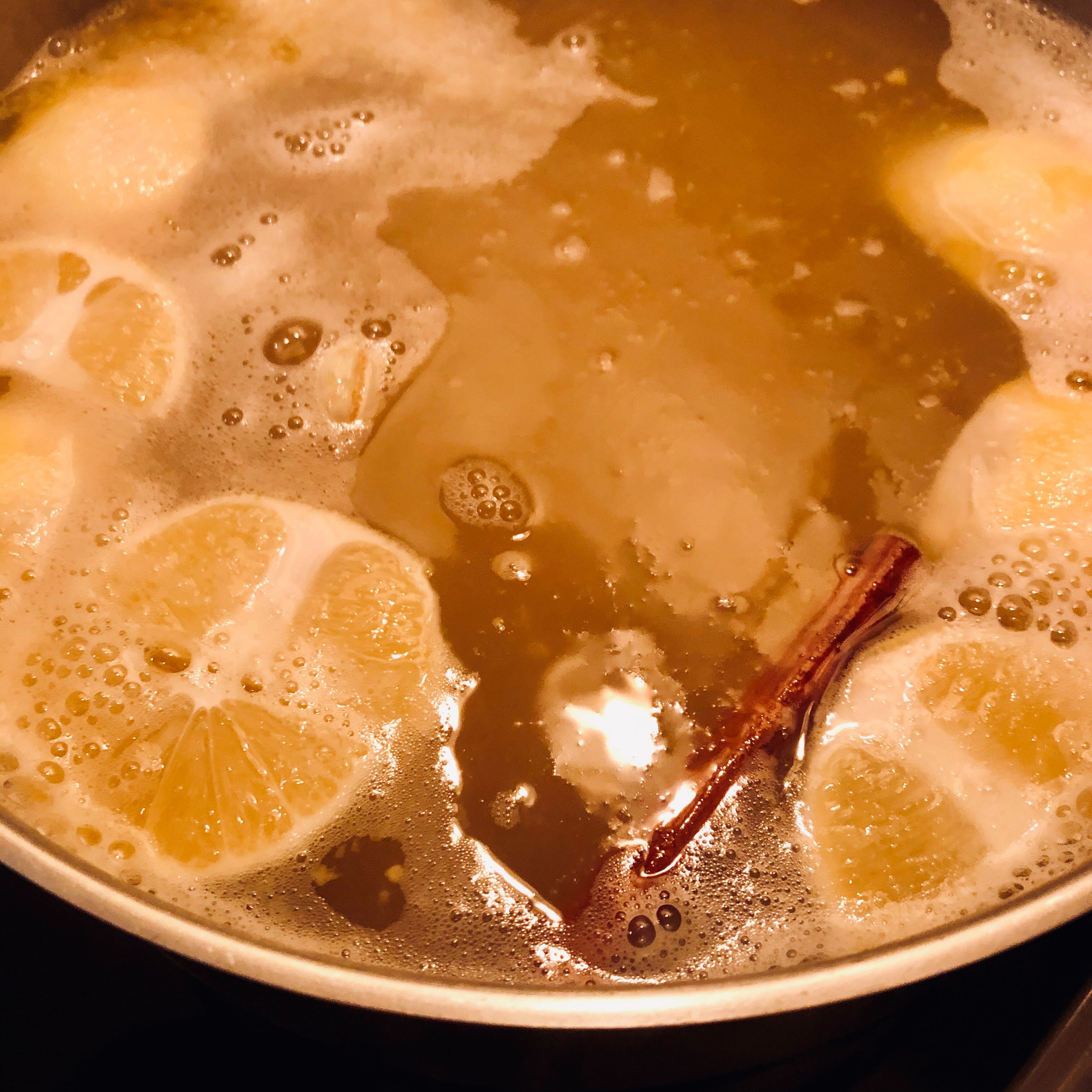 Das Ganze 5 min lang aufkochen lassen und anschließend bei geschlossenem Deckel unter Zugabe der geviertelten, geschälten Zitronen weiterziehen lassen.