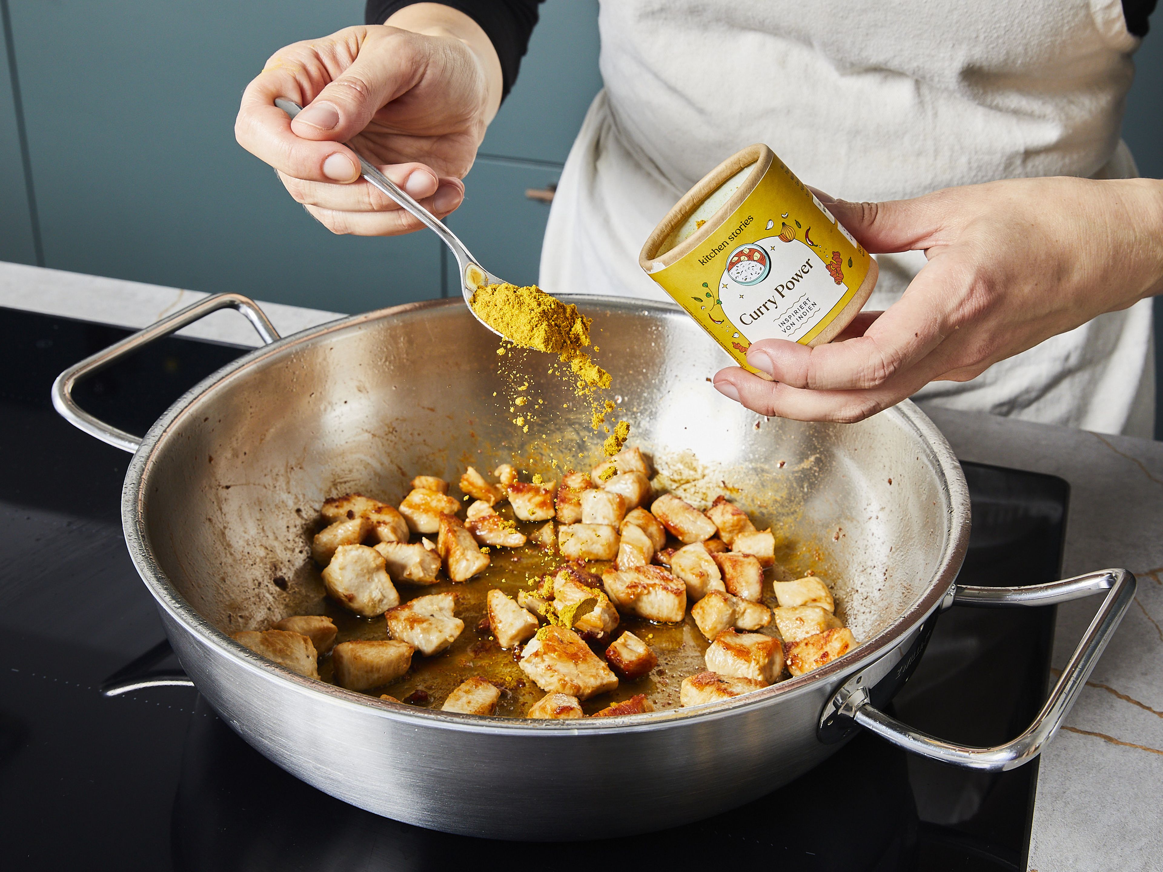 Die Hähnchenbrustfilets in ca. 3x3 cm große Würfel schneiden und mit Salz würzen. Das Öl in einer großen beschichteten Pfanne bei mittlerer Hitze erwärmen und das Hähnchenfleisch ca. 4–6 Min. anbraten, bis es goldbraun und durchgebraten ist. Dann die Curry Power Gewürzmischung oder die Alternative hinzugeben und etwa 1 Min. lang braten, bis es aromatisch duftet.