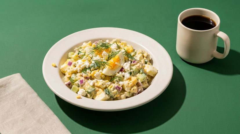 Frischer Twist für einen beliebten Klassiker: Eiersalat mit Feta und Dill