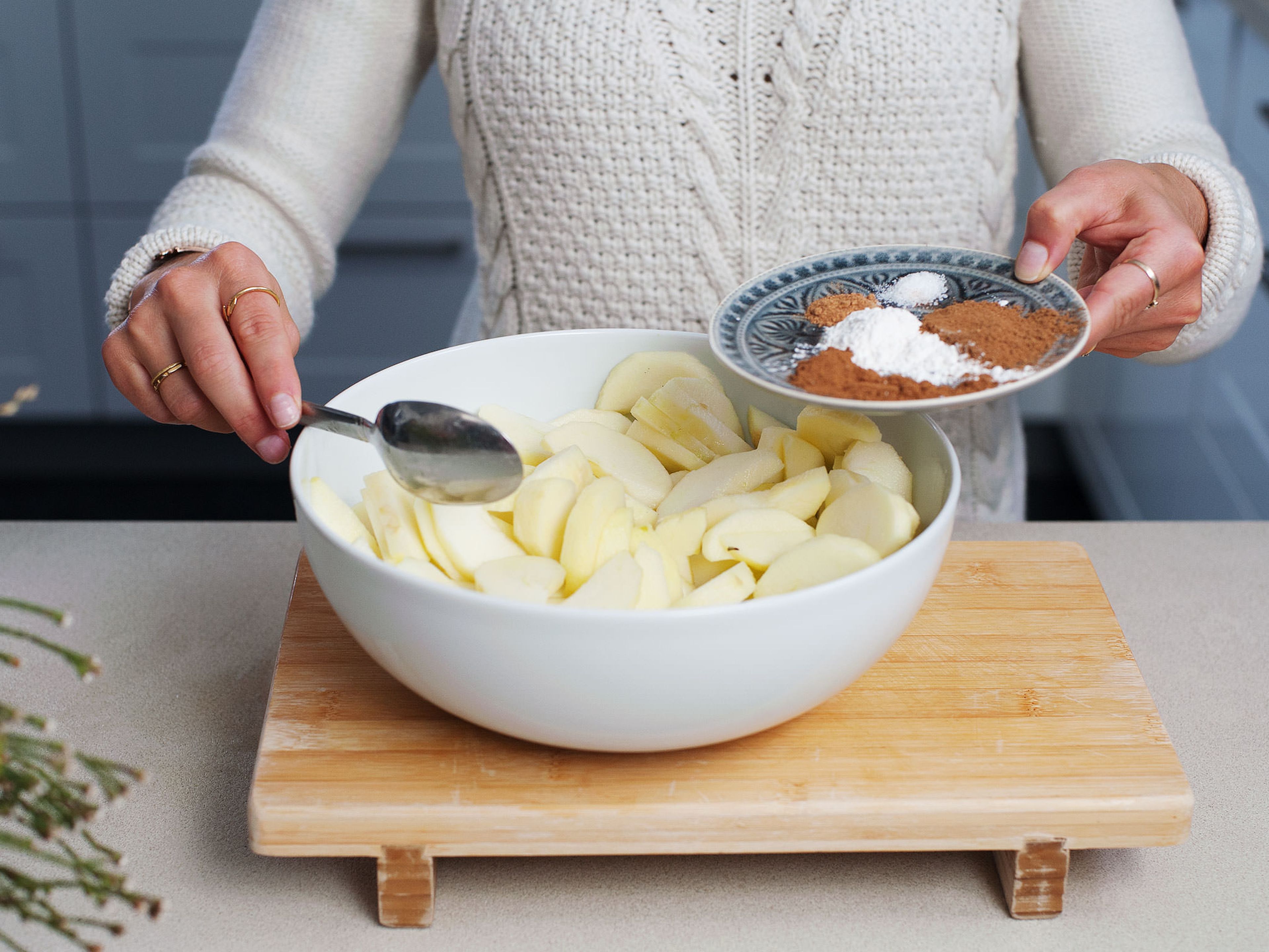 In a large bowl, thoroughly mix apple slices, some cinnamon, nutmeg, lemon juice, agave syrup, arrowroot flour, coconut sugar, speculaas spice, and salt.
